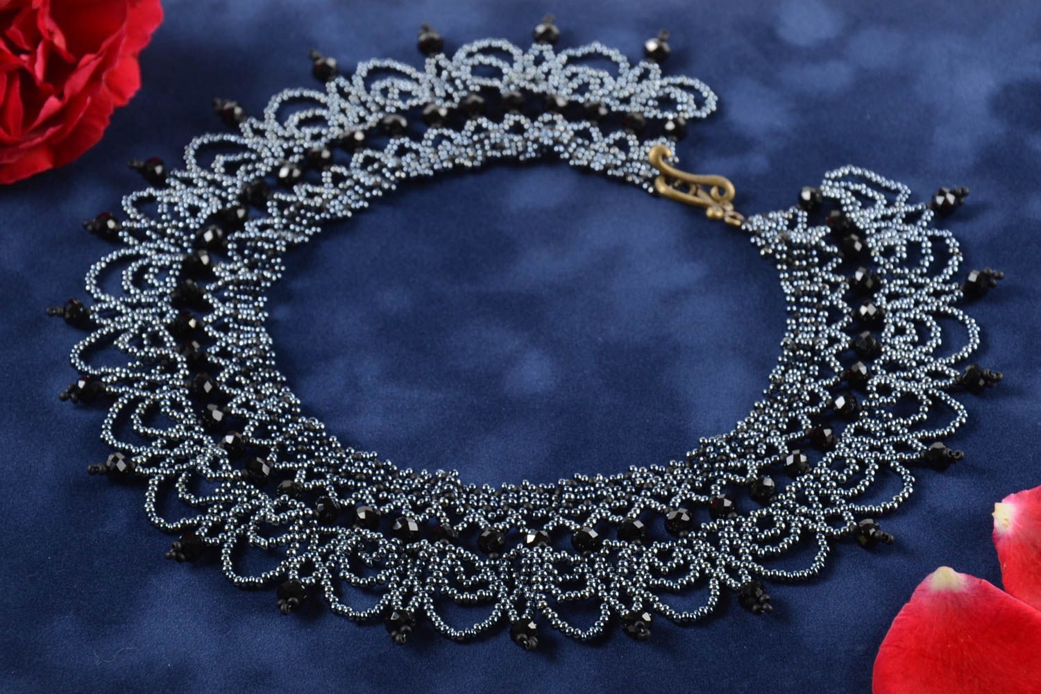 Ожерелье из чешского бисера широкое серо-черное авторское ручной работы фото 1