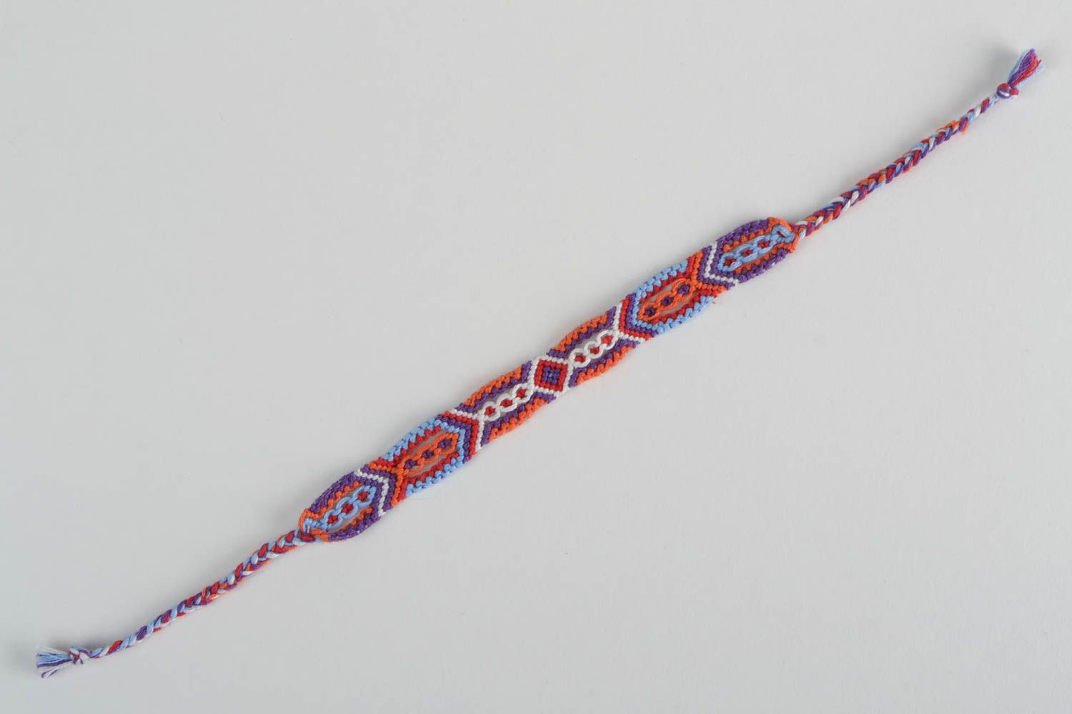 Bracelet tressé en fils moulinés multicolore fait main macramé à motif original photo 5
