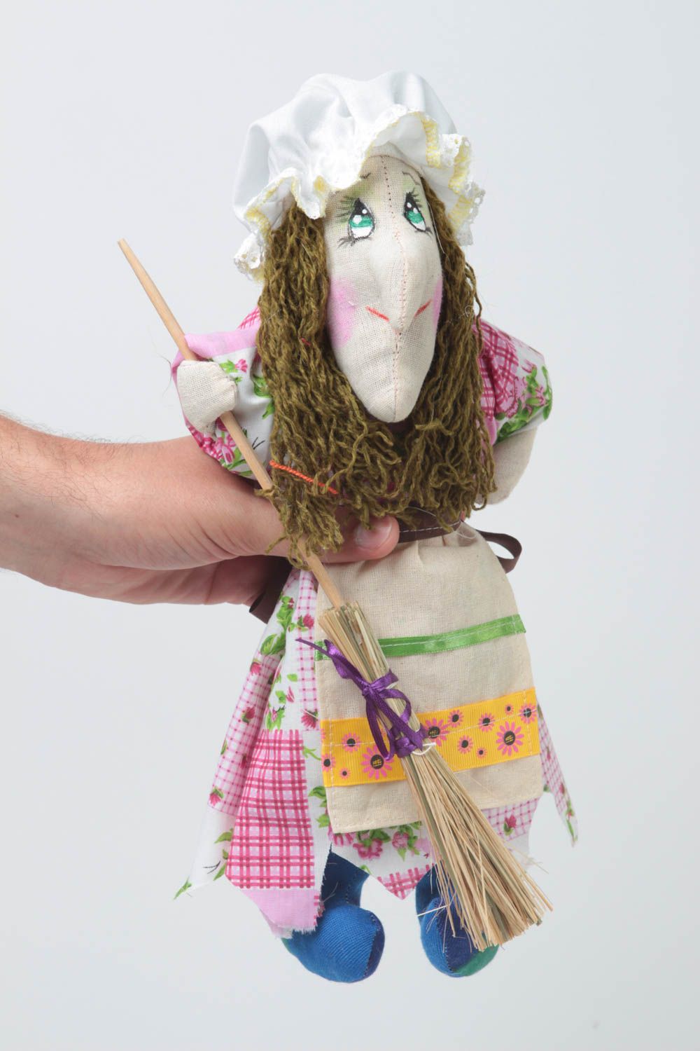 Игрушка кукла из ткани Баба яга с метлой смешная небольшая ручной работы фото 5