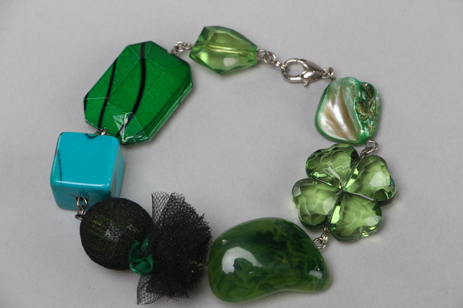 Bracelet en perles plastiques vert original fait main pour femme Émeraudes photo 1