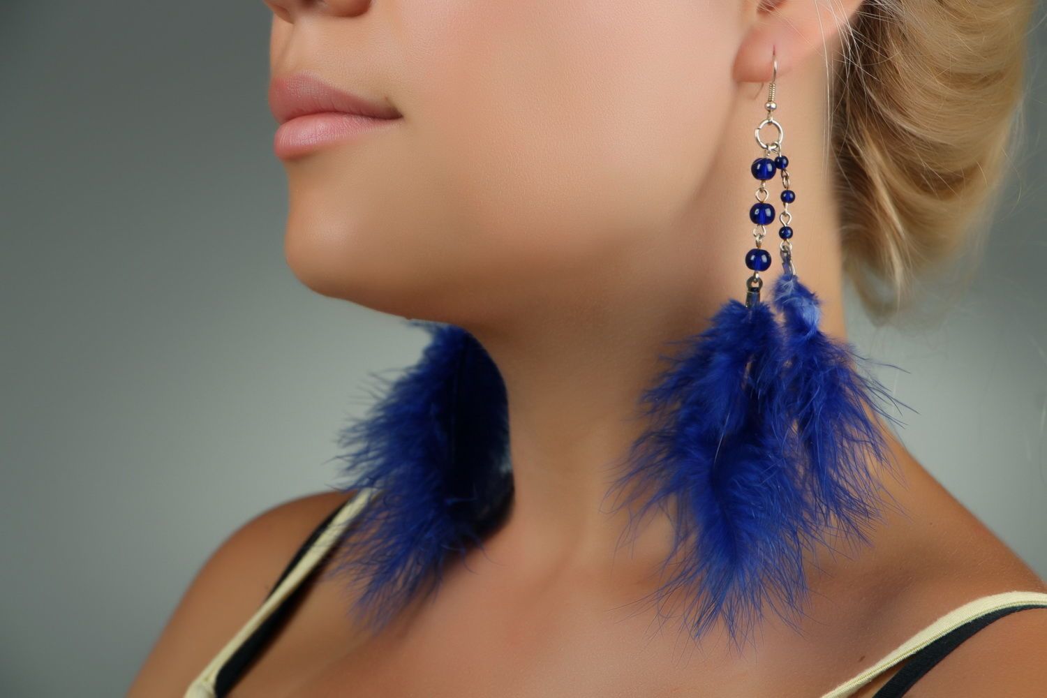 Boucles d'oreilles longues plumes bleues photo 4