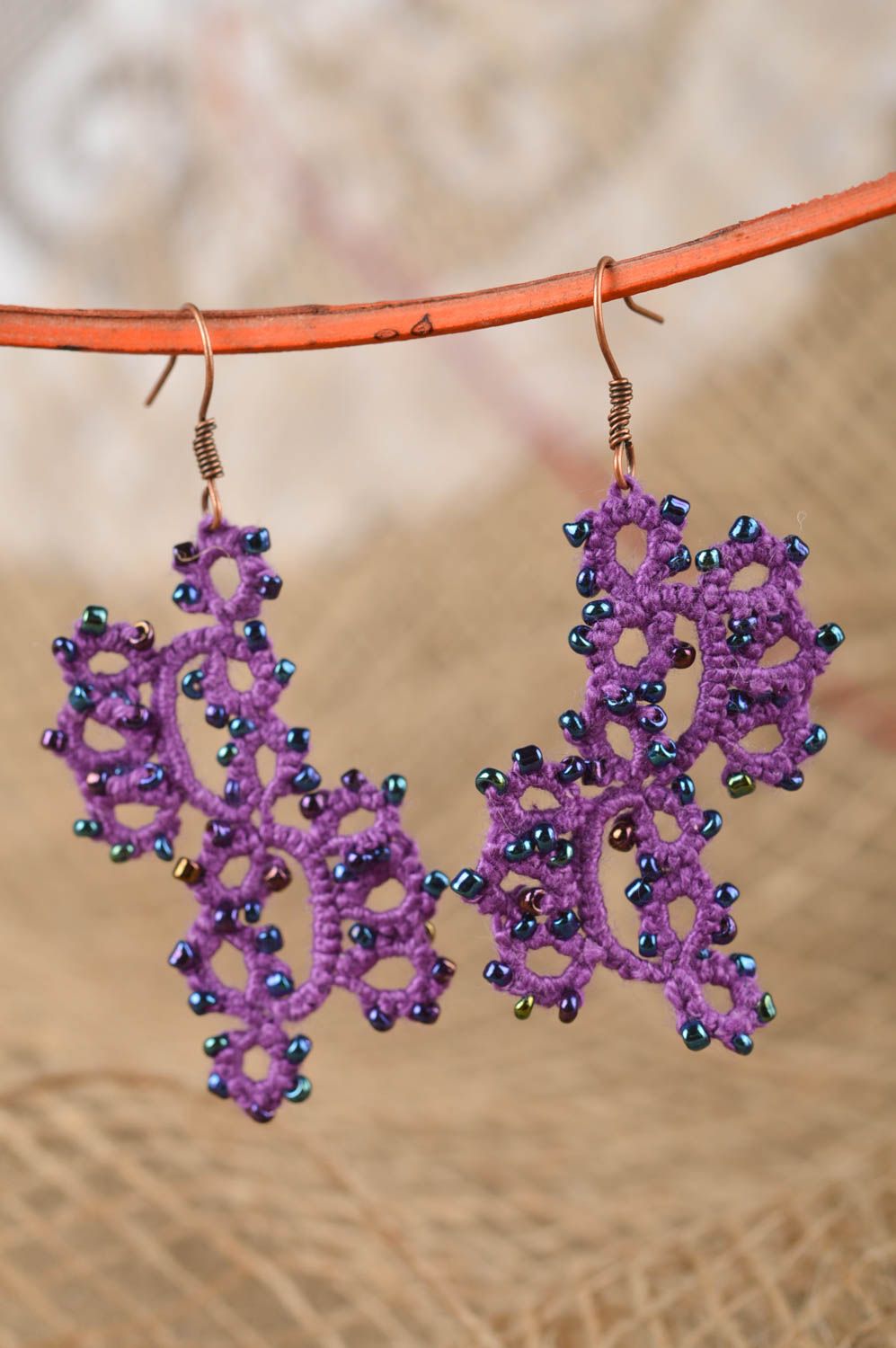 Серьги из бисера серьги ручной работы красивые фиолетовые фриволите серьги фото 1