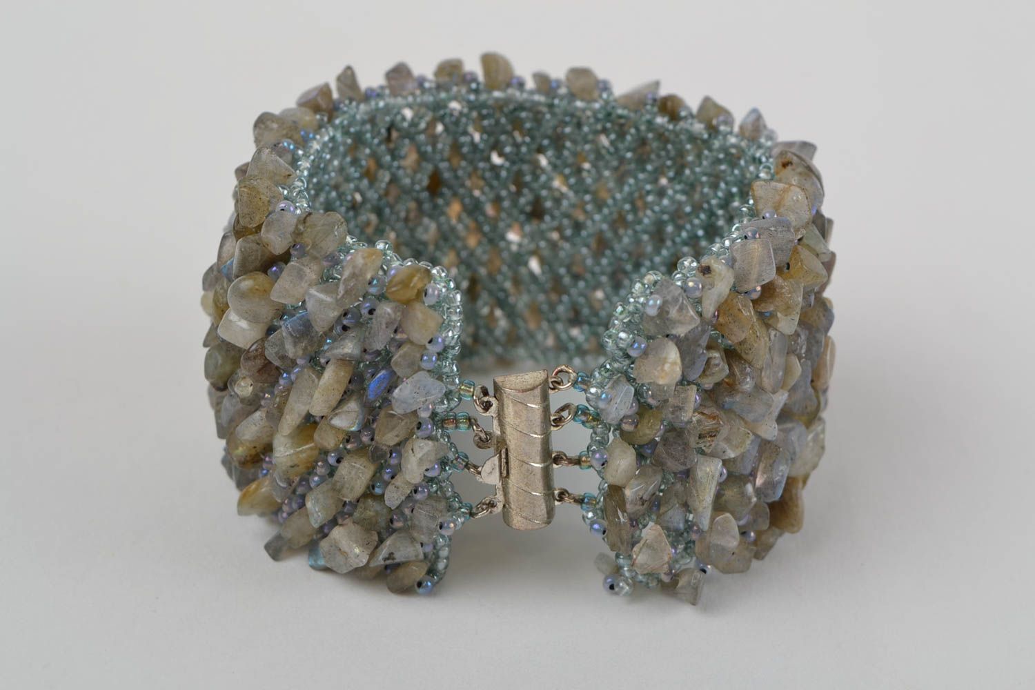 Handgemachtes breites Armband aus Glasperlen und Naturstein künstlerisch elegant foto 5