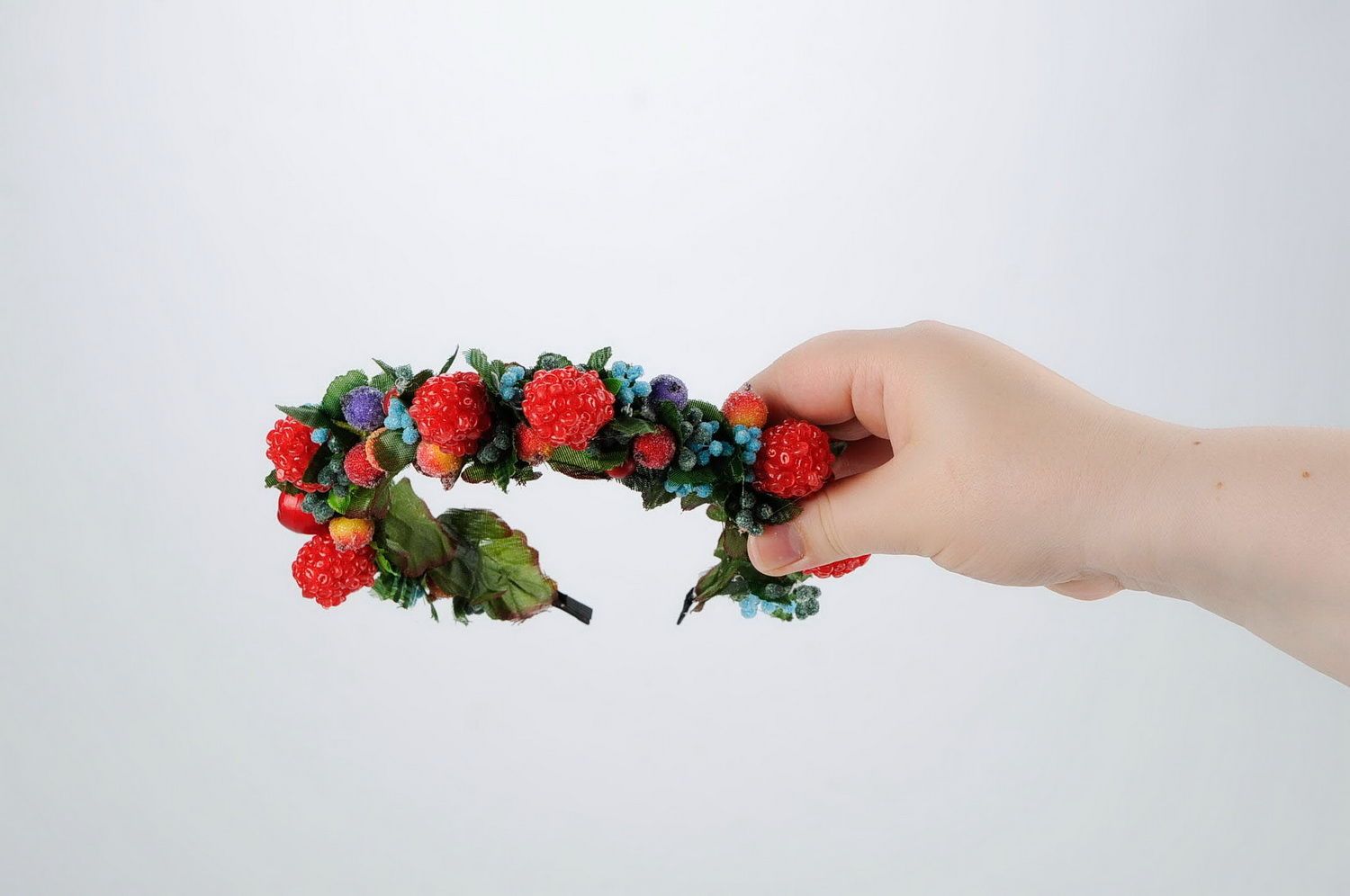 Ободок для волос с искусственными цветами и ягодами фото 3
