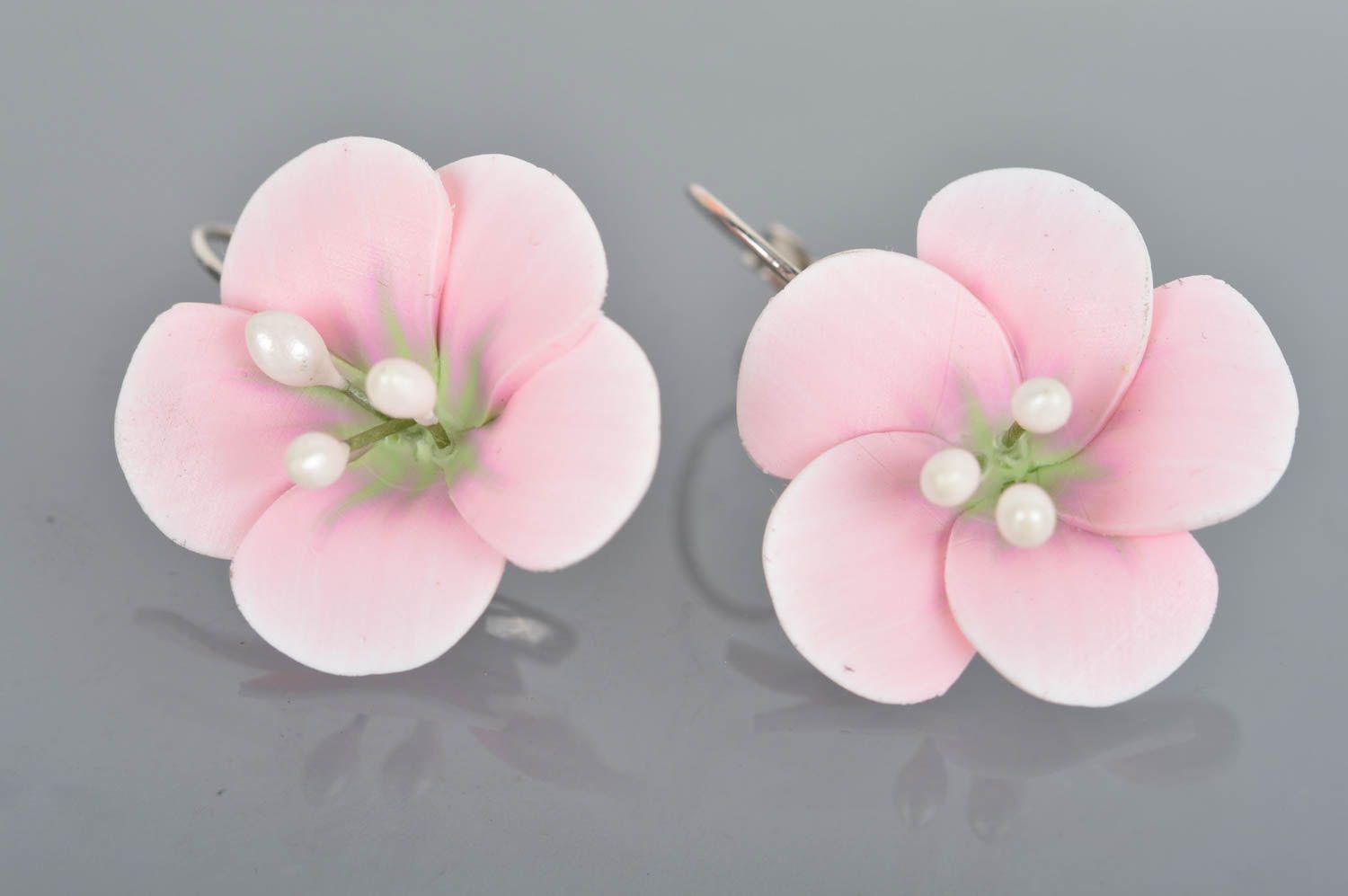 Boucles d'oreilles fleurs roses pendantes faites main en pâte polymère de design photo 2