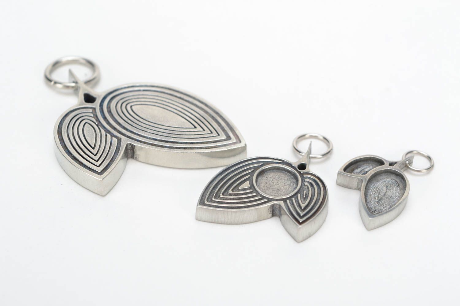Set of handmade metal stylish blanks for pendant creation leaflets 3 pieces photo 3