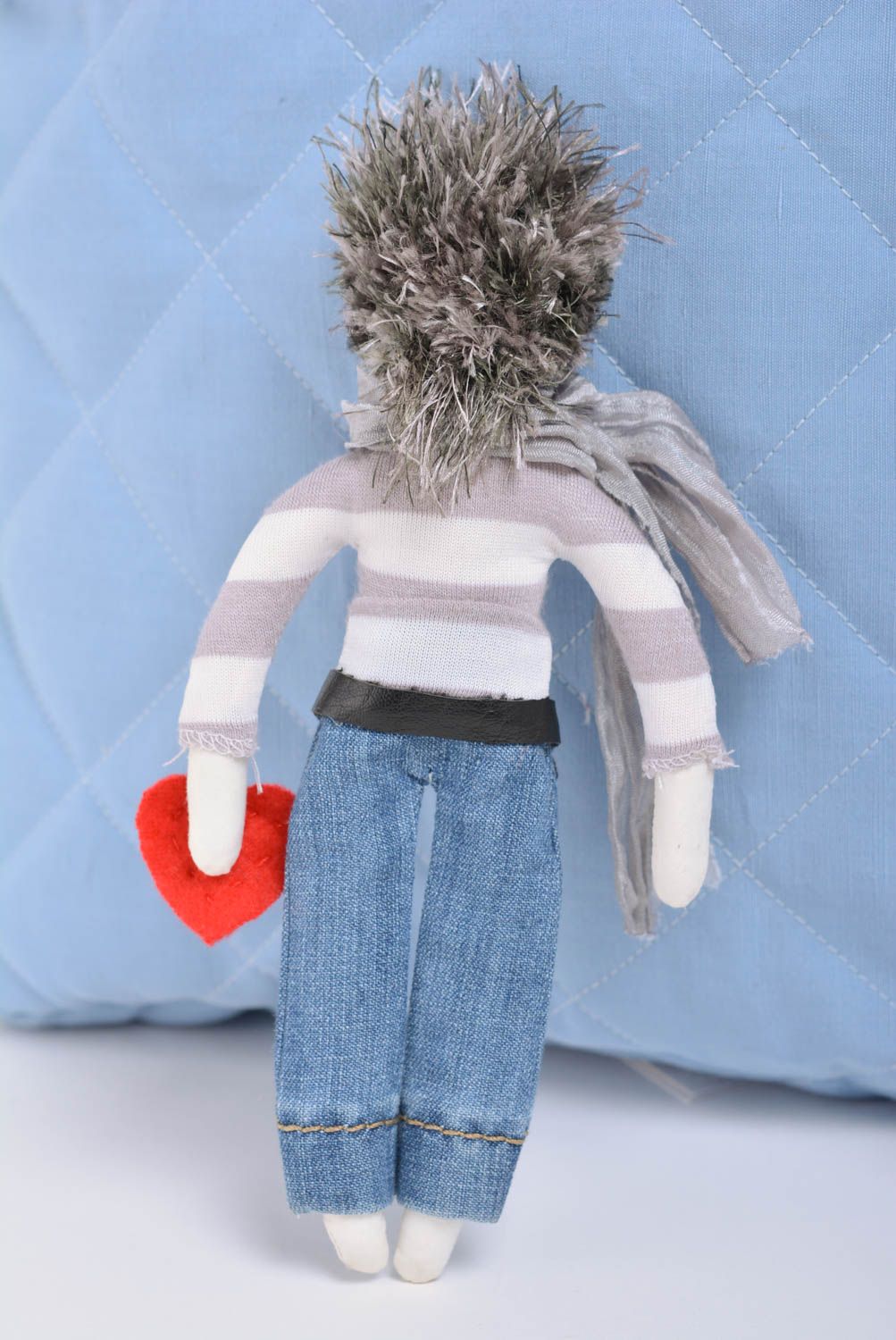Kleine Künstler Puppe aus Stoff Junge mit Herzen in grauen Farbtönen Handarbeit foto 3