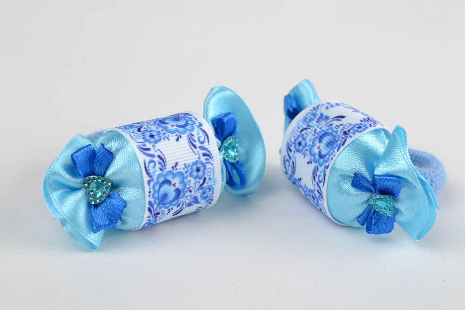Conjunto de dos coleteros de pelo azules artesanales con forma de bombones foto 5