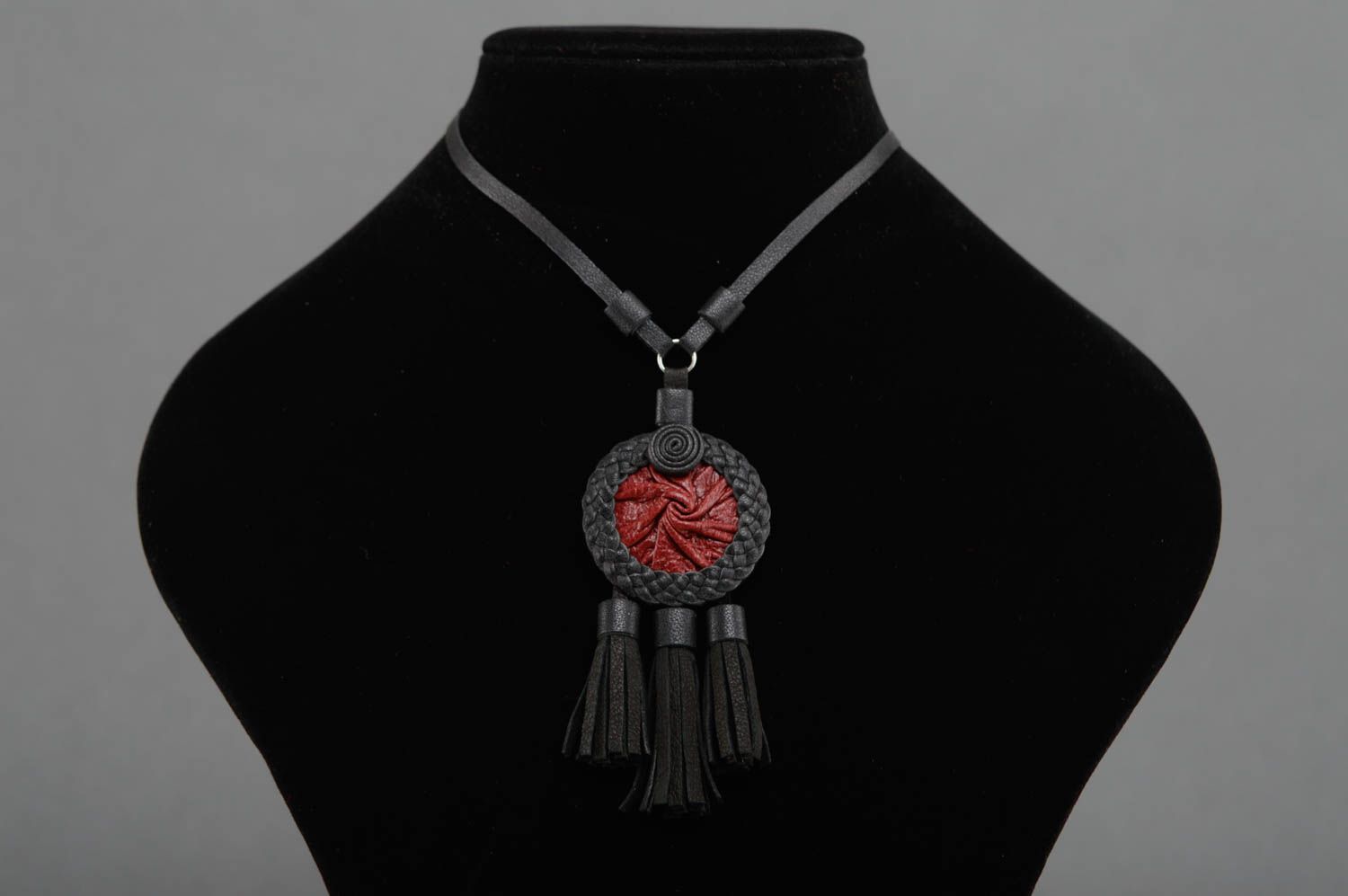 Red and black leather neck pendant photo 2