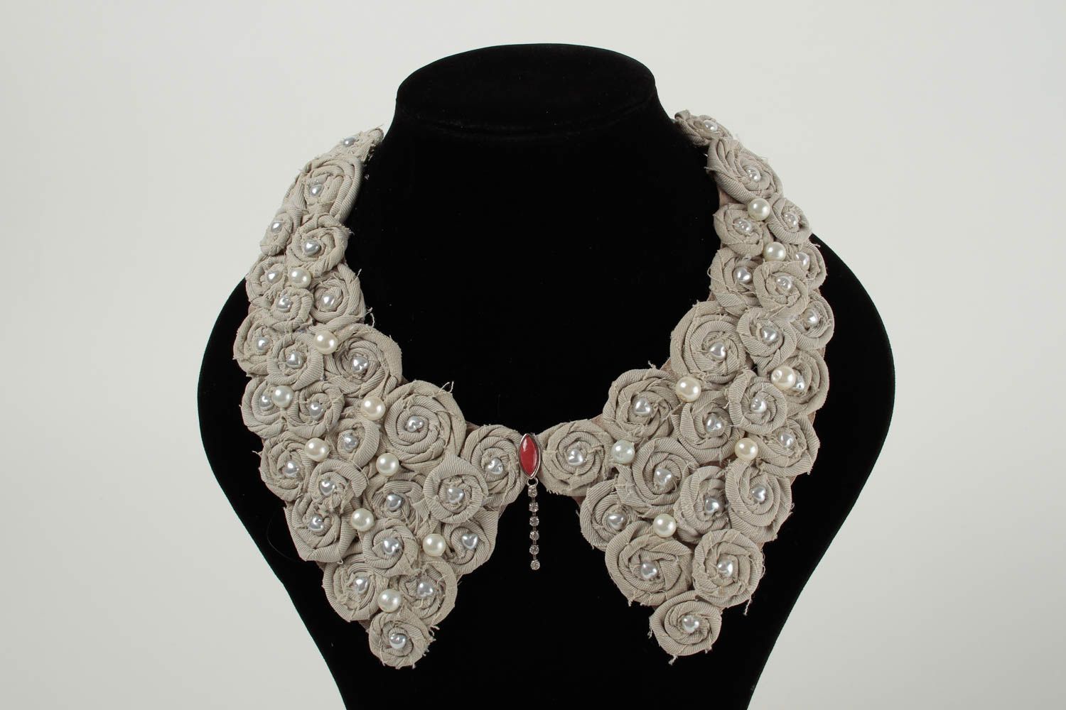 Collar original decorado con cuentas bisuteria artesanal regalo para mujer foto 3