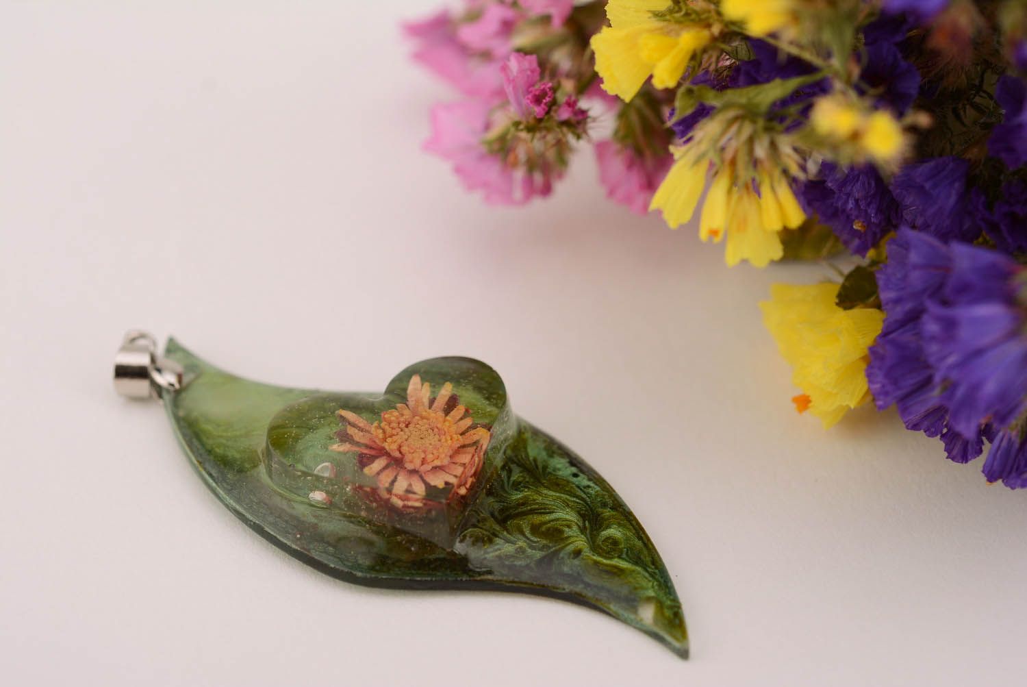 Кулон с цветком хризантемы Сердце на листике фото 1