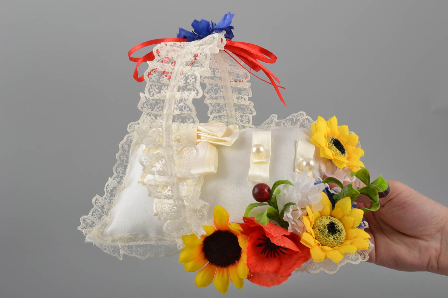 Свадебная подушечка для колец с цветами в виде корзинки ручной работы красивая фото 5