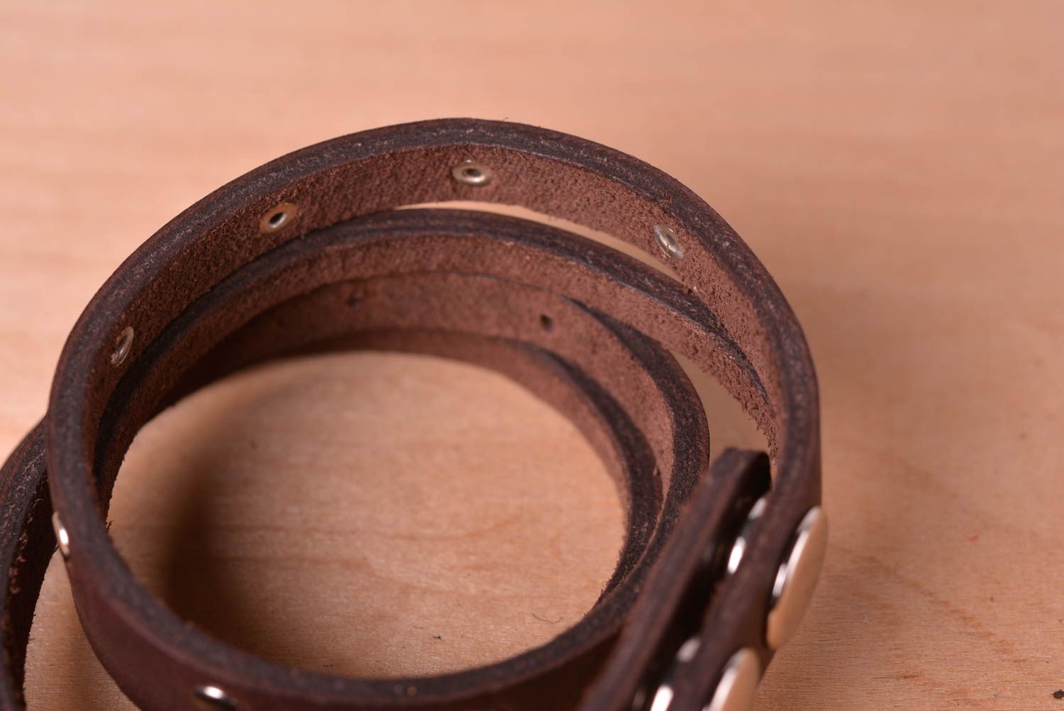 Кожаный браслет ручной работы коричневое украшение из кожи браслет на руку фото 4