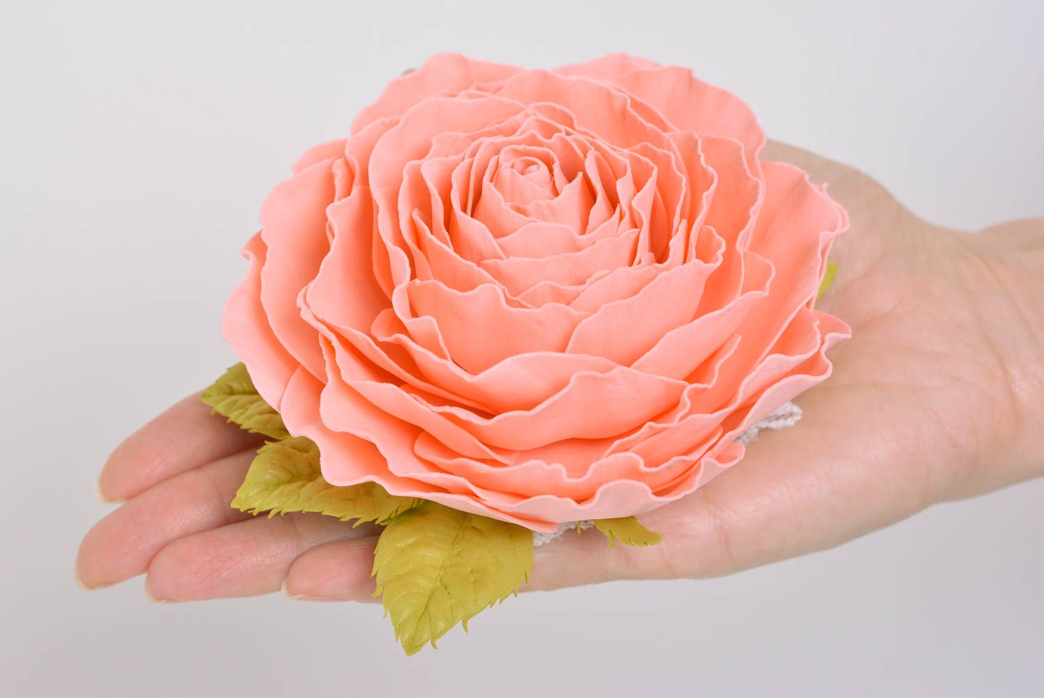 Красивая кружевная повязка на голову с цветком розы из фоамирана аксессуар ручной работы фото 4