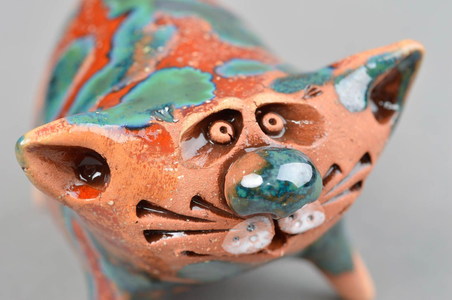 Kleine handgemachte Statuette aus Ton Katze mit bunter Glasurbemalung foto 5