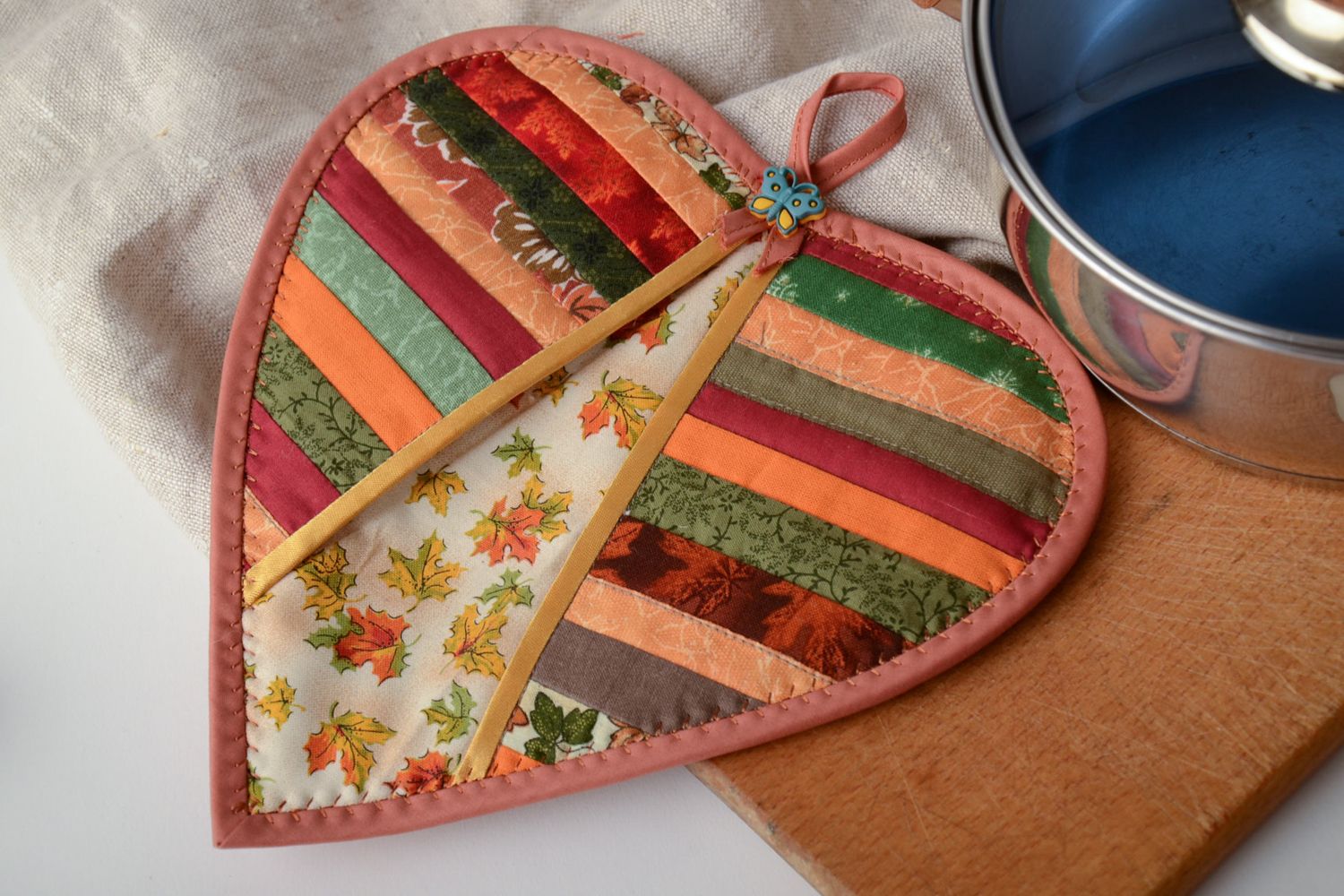 Manique en tissu de cuisine avec boucle faite main originale Coeur multicolore photo 1