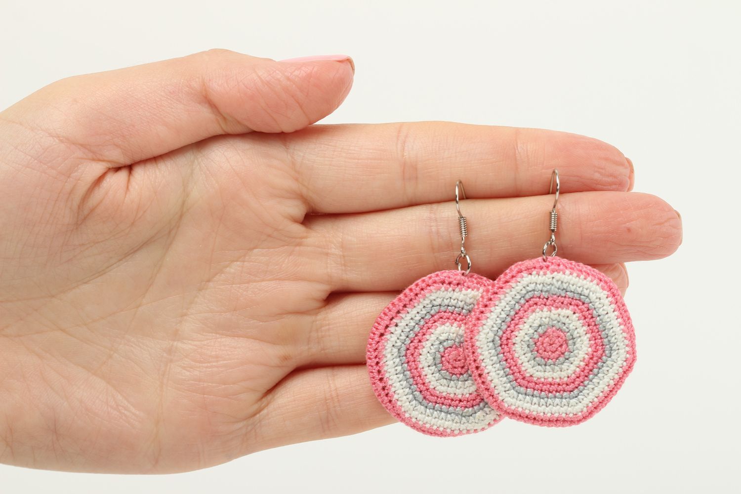Handmade Designer Schmuck rosa gehäkelte Ohrringe Accessoire für Frauen zart foto 5