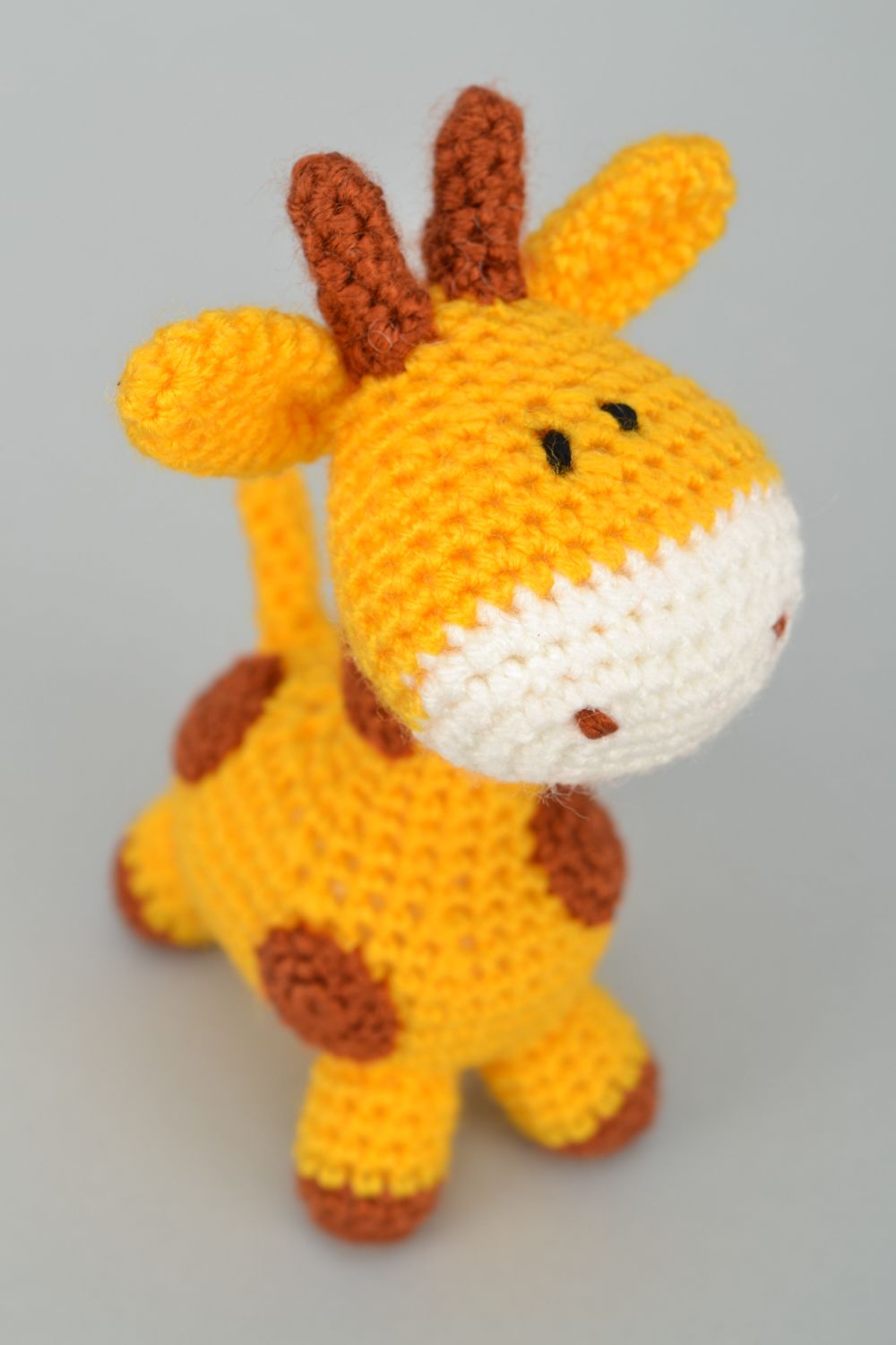 Маленькая игрушка жирафик вязаный фото 3