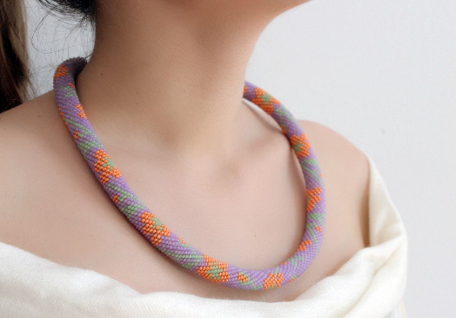 Plaited necklace made from beads with filler photo 10