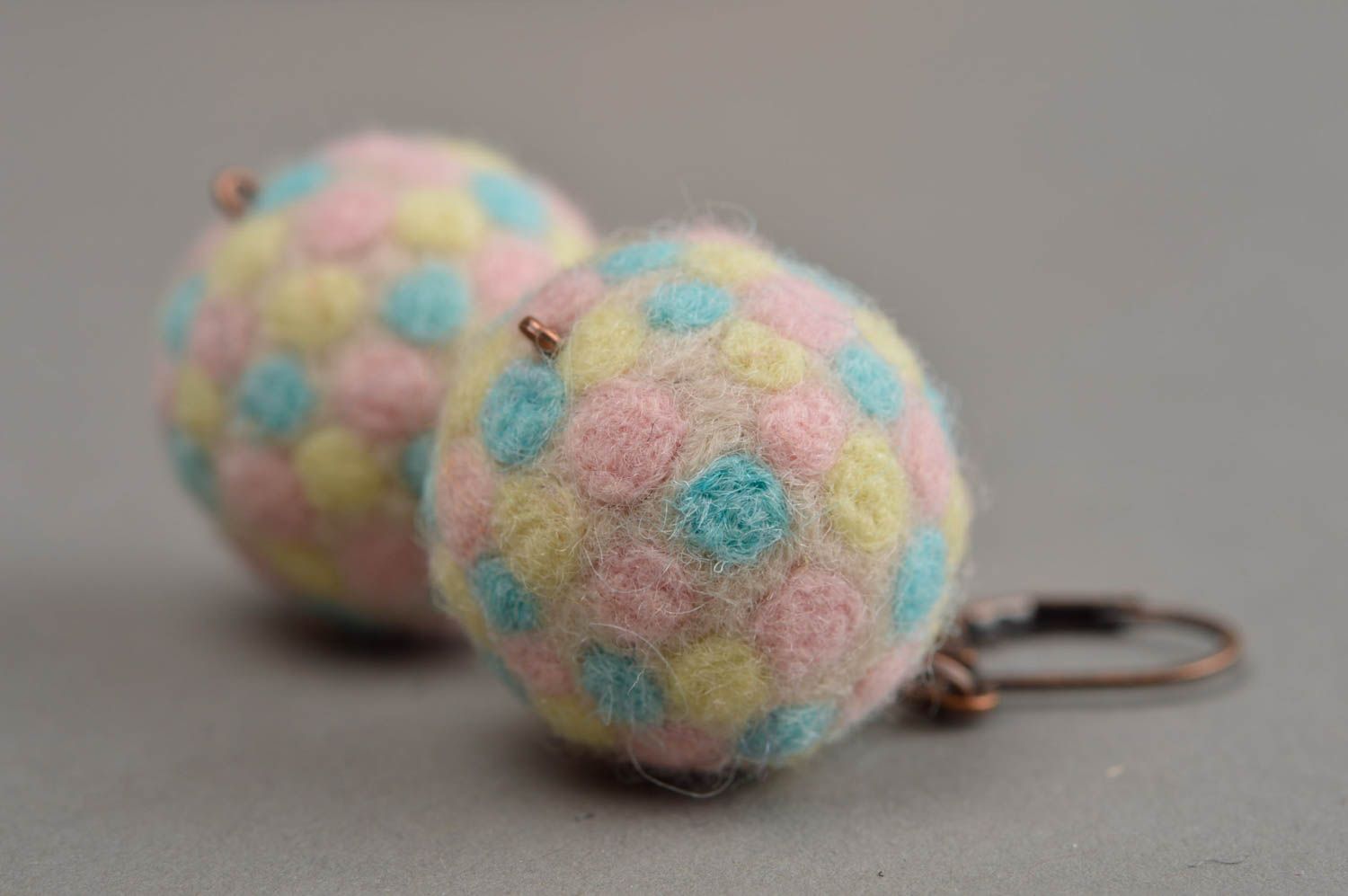 Boucles d'oreilles en laine technique feutrage boules multicolores faites main photo 3