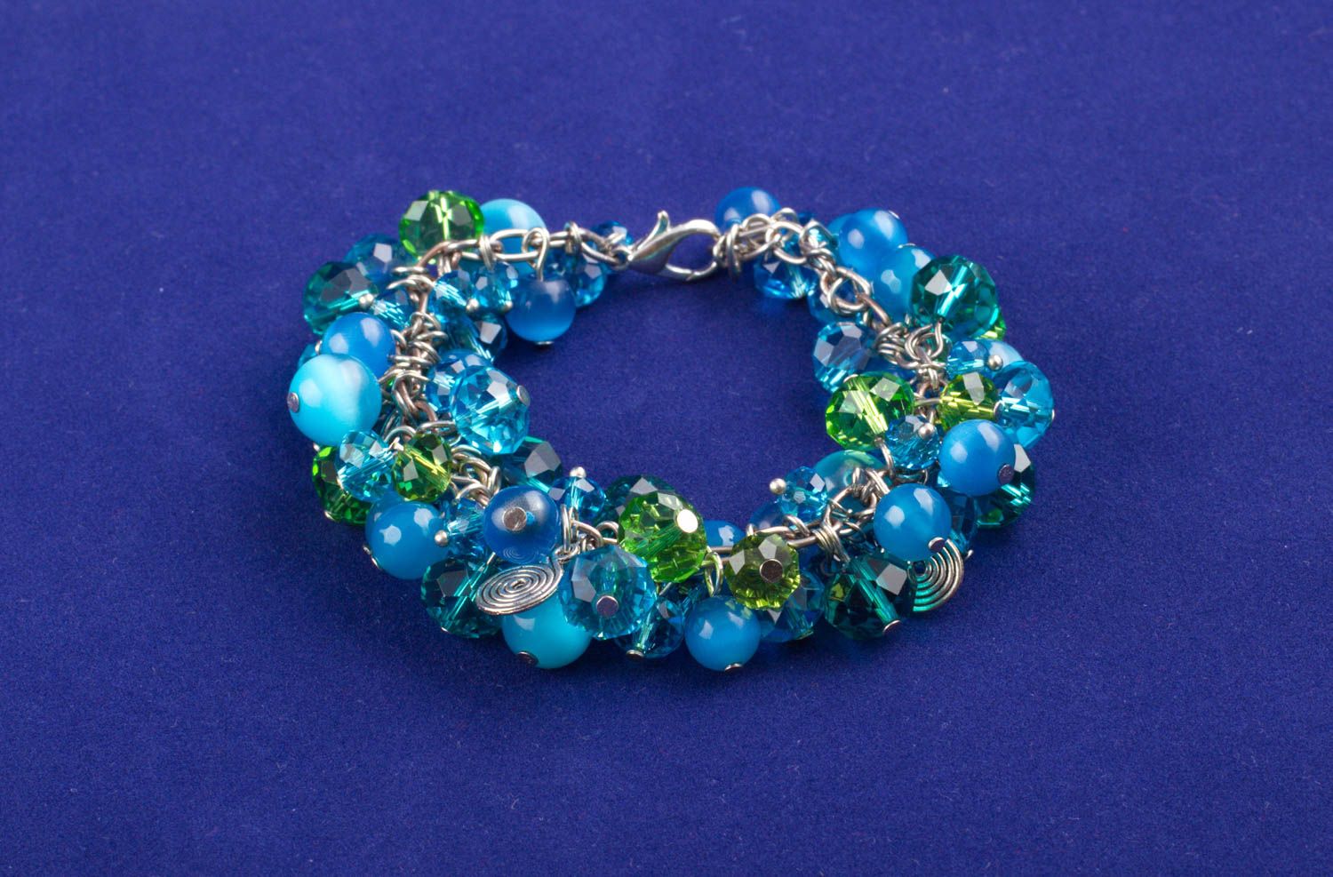 Handmade Designer Schmuck Frauen Accessoire blaues Armband mit Steinen foto 4