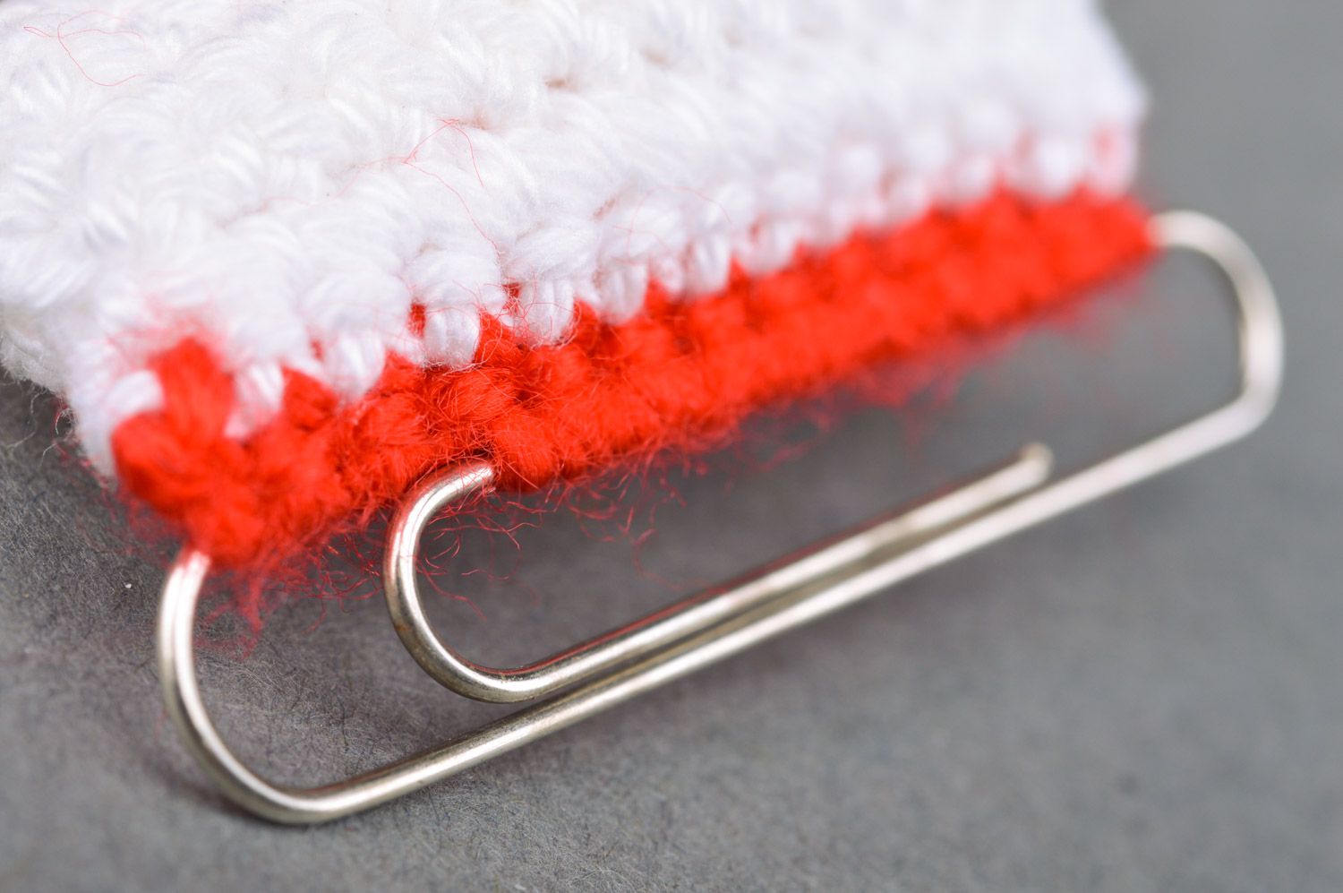 Suspension décorative tricotée au crochet faite main Patins à glace rouge blanc photo 4