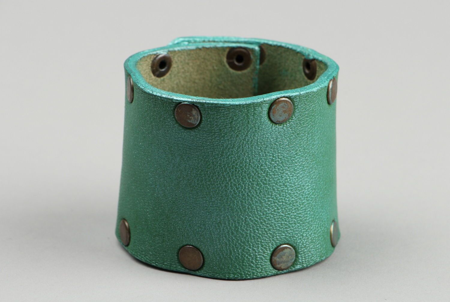 Grünes Armband aus Leder mit Druckknöpfen foto 3