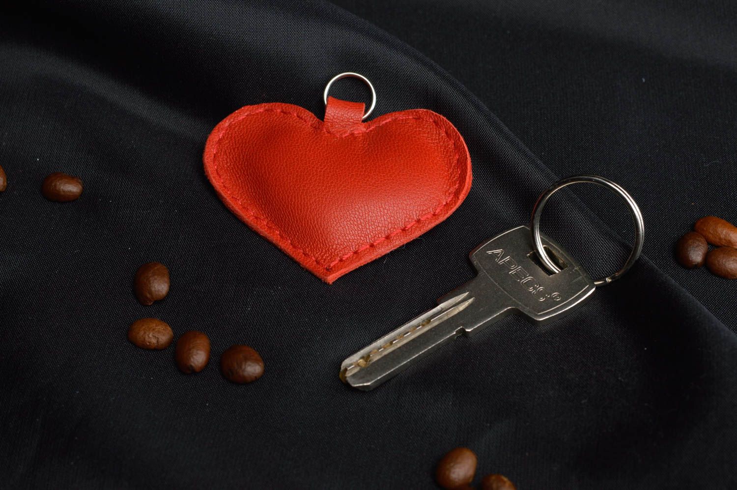 Брелок для ключей из натуральной кожи в виде красного сердца ручной работы фото 1