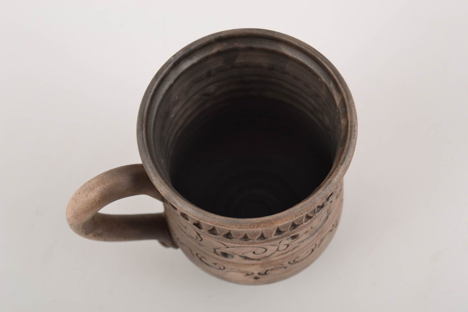 Taza cerámica hecha a mano grande con ornamentos y moldura marrón 500 ml foto 2