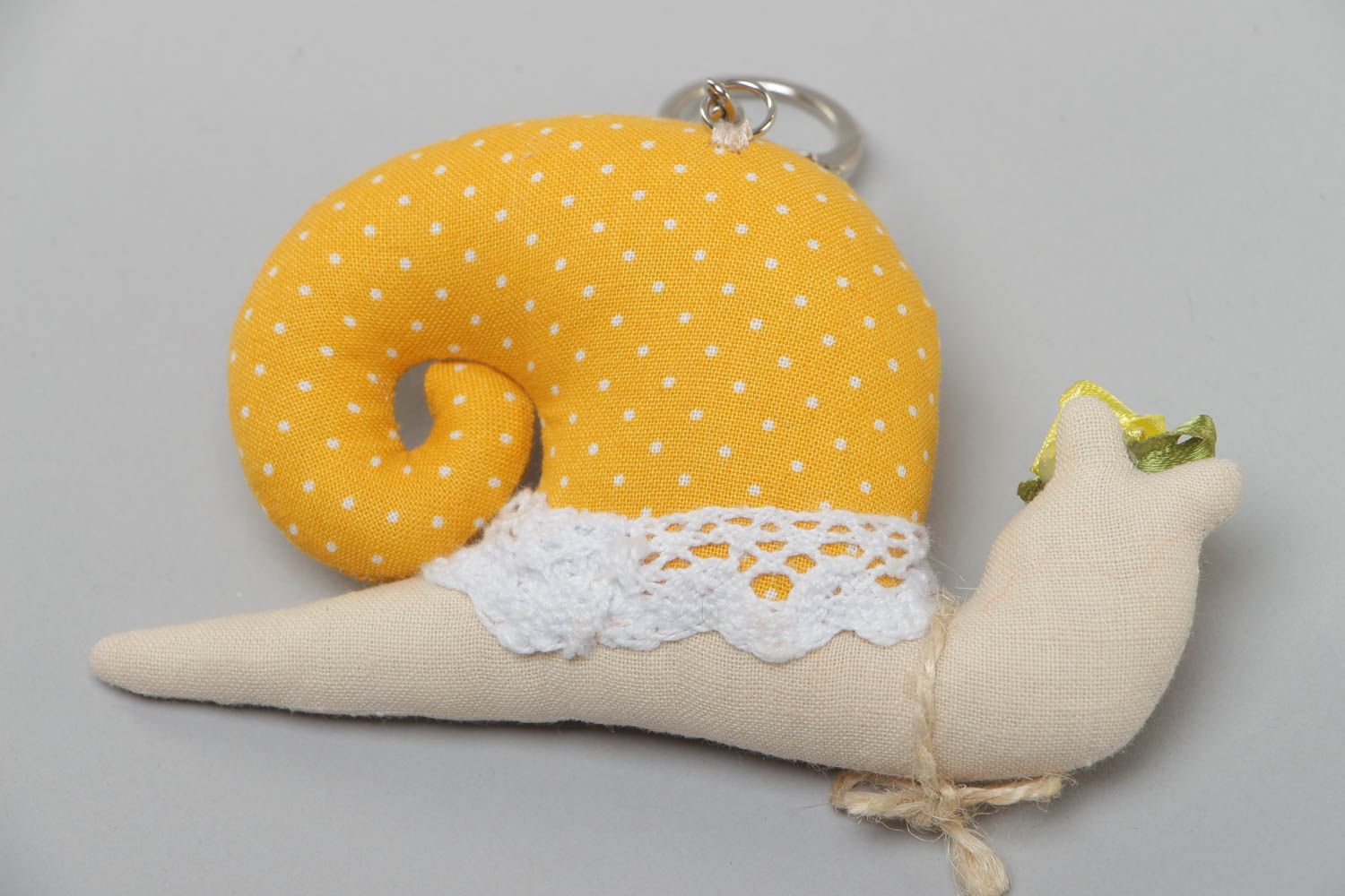 Llavero artesanal decorativo de tela a ganchillo con forma de caracol amarillo foto 4