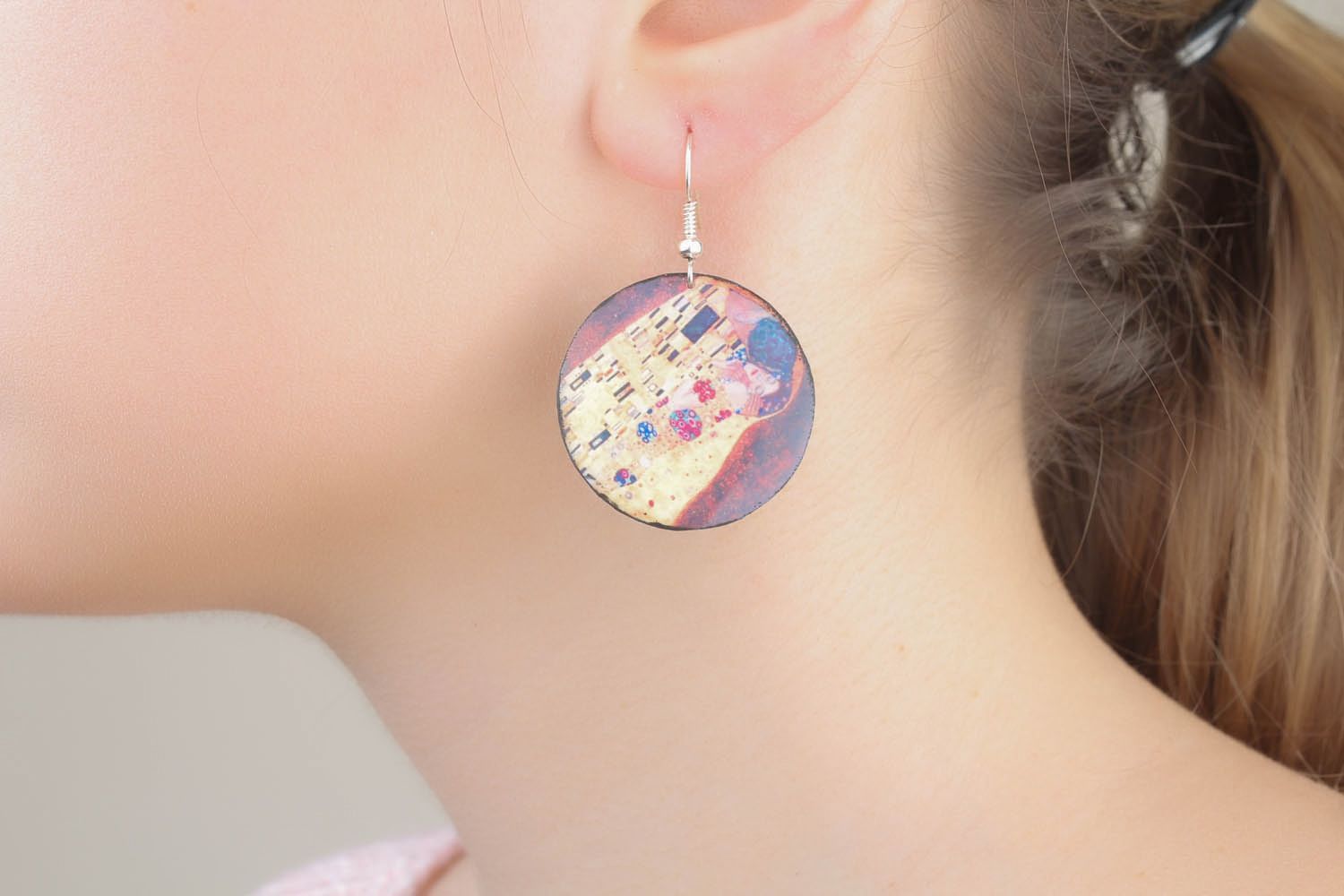 Round dangling earrings Klimt's Kiss photo 4
