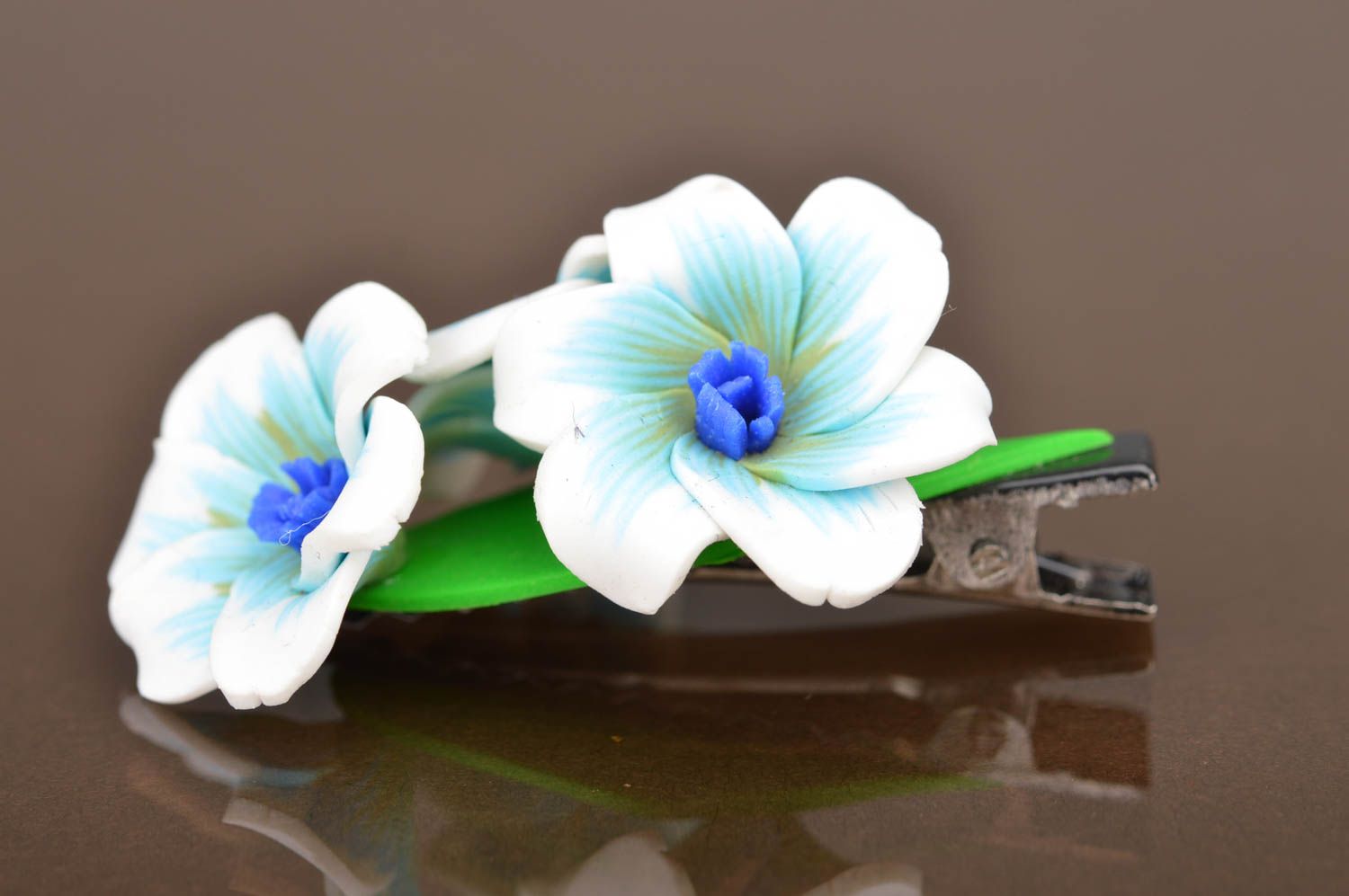 Pince à cheveux avec fleurs en pâte polymère faite main originale blanc-bleu photo 5