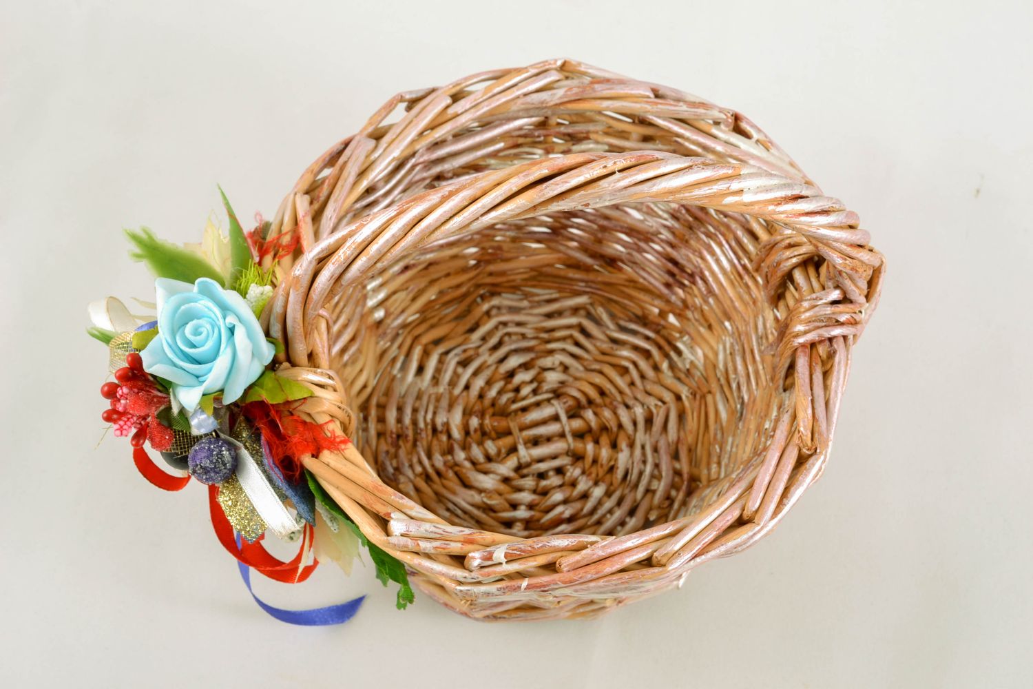 Pequeña cesta de mimbre con flores foto 4