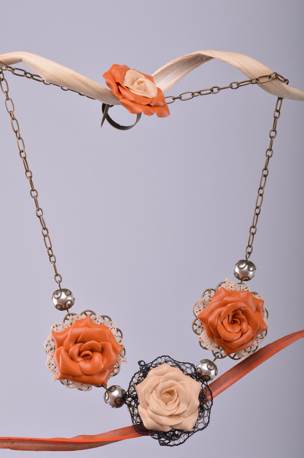 Conjunto de bisutería fina de arcilla set de collar y anillo con flores  foto 1