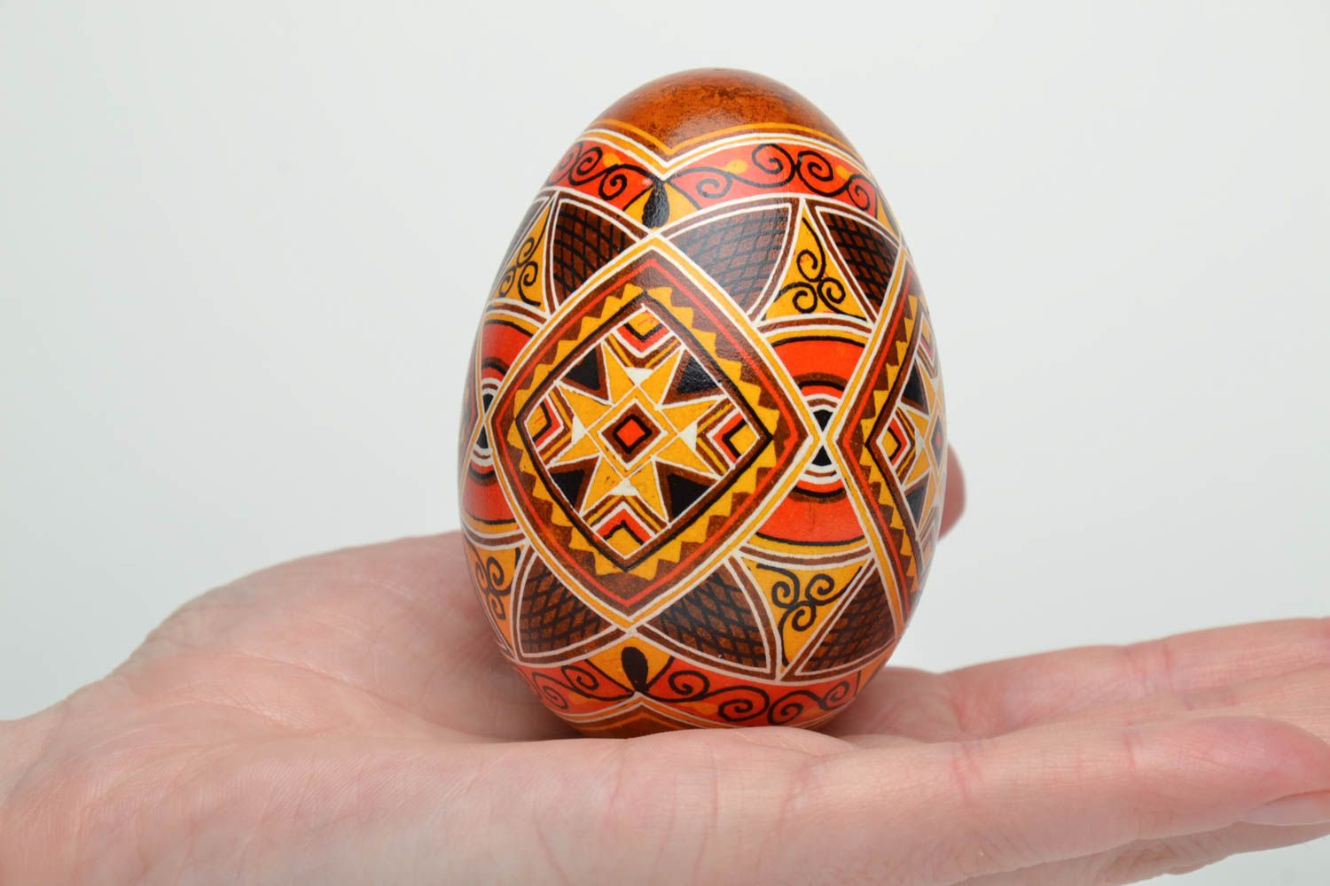 Oeuf décoratif de Pâques fait main original avec ornements ethniques peints photo 5