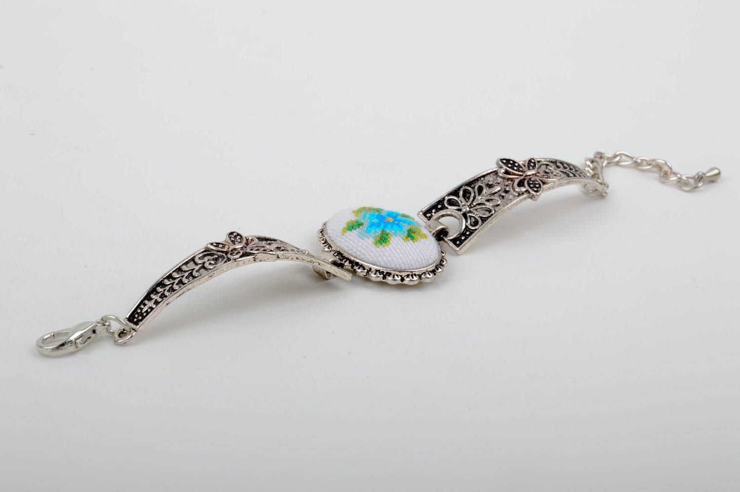 Handmade embroidered bracelet jewelry in vintage style beautiful bracelet photo 2