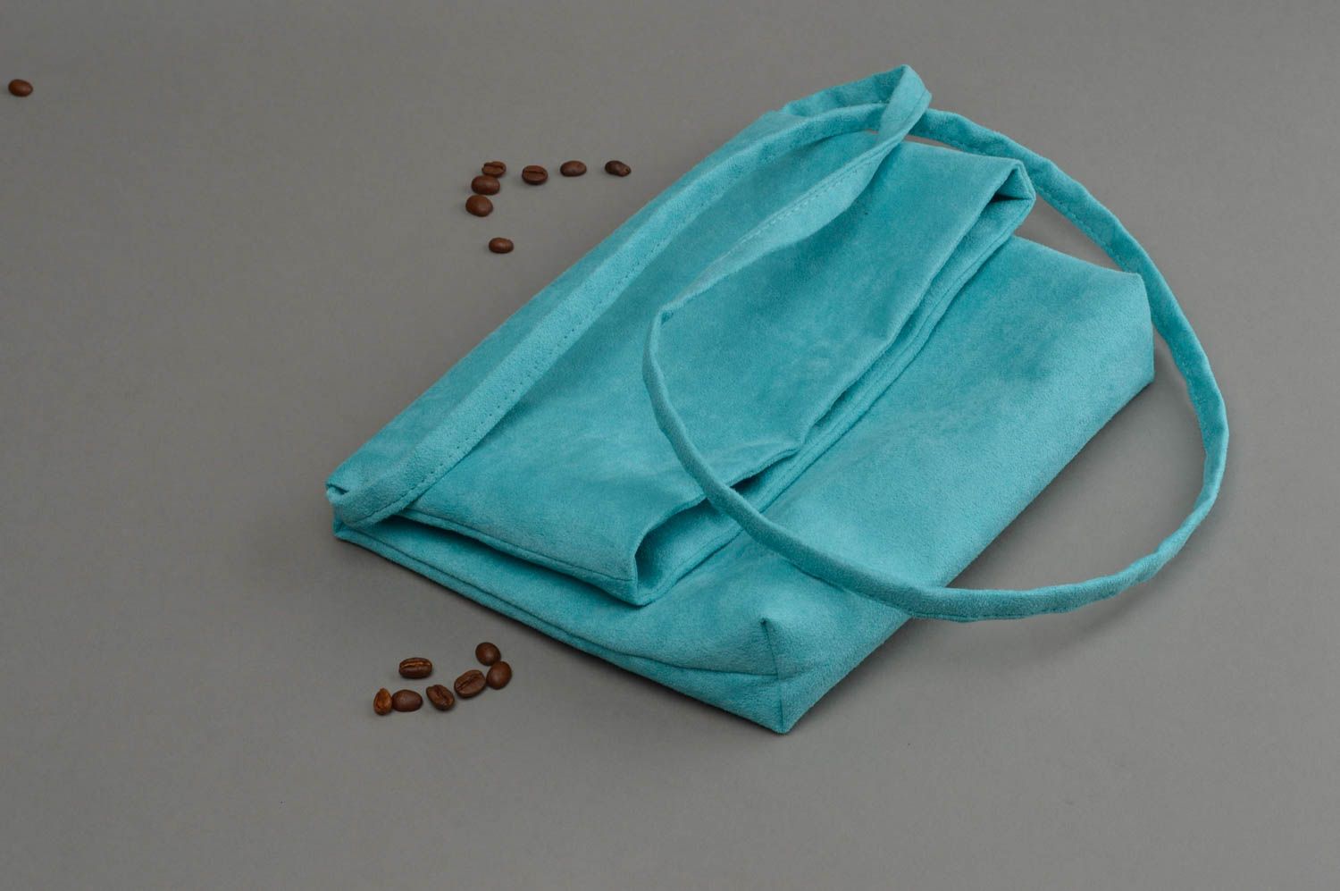 Schöne kleine originelle türkise Tasche handmade aus künstlichem Wildleder  foto 1