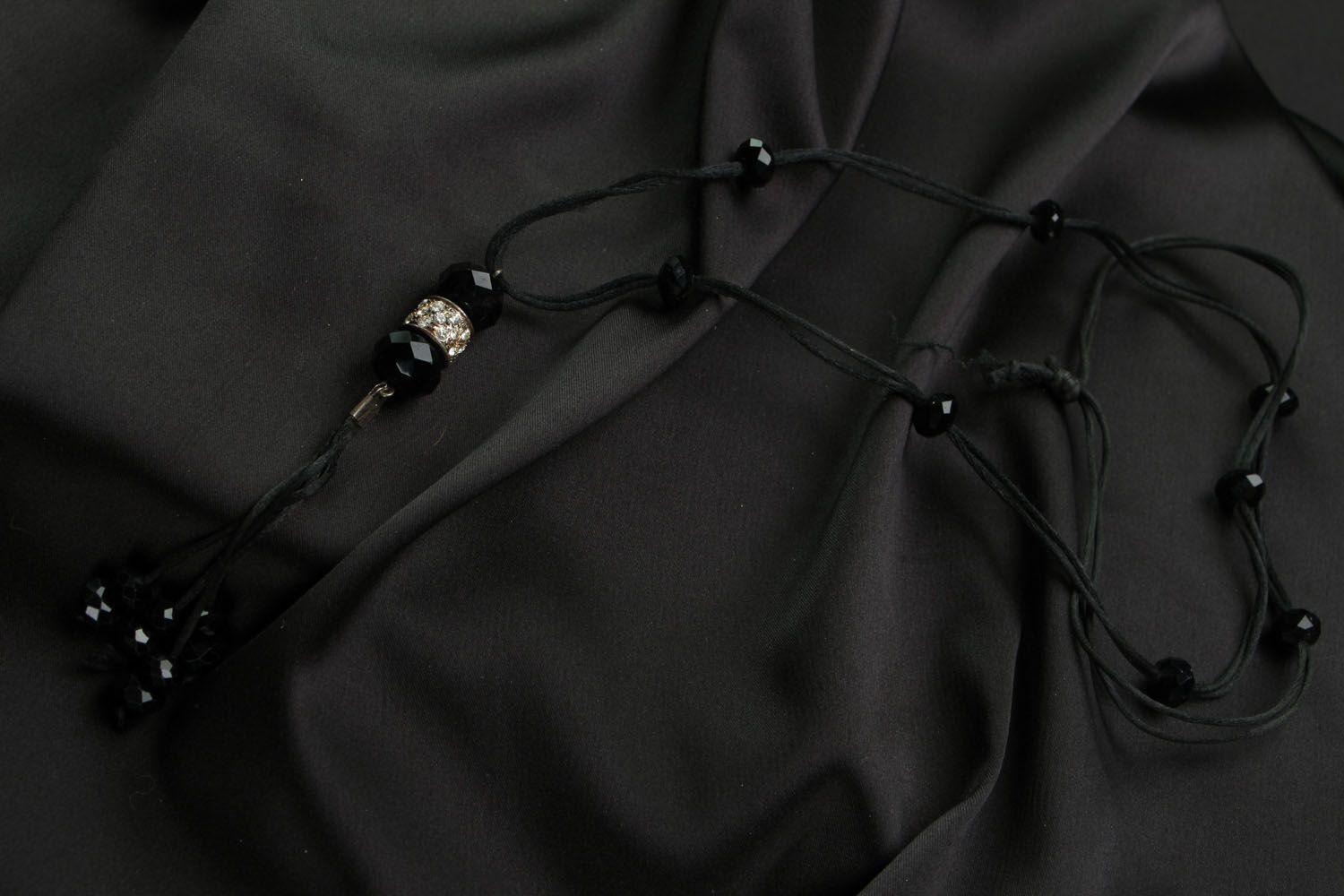 Кулон на шнурке черного цвета  фото 1