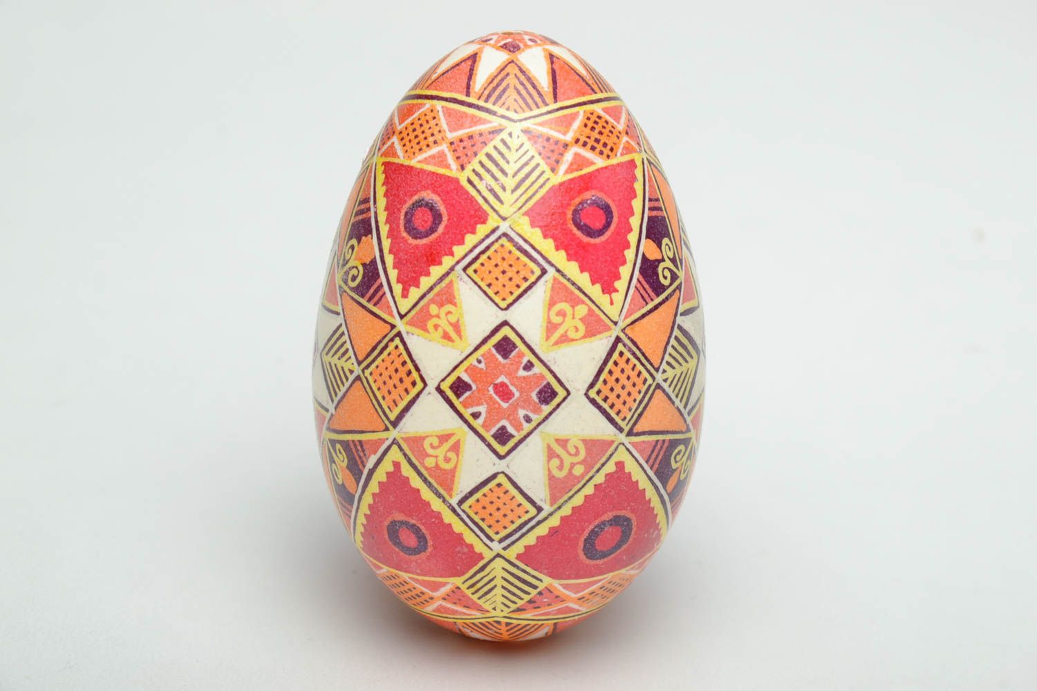 Oeuf de Pâques peint orange avec ornements géométriques fait main décoratif photo 3