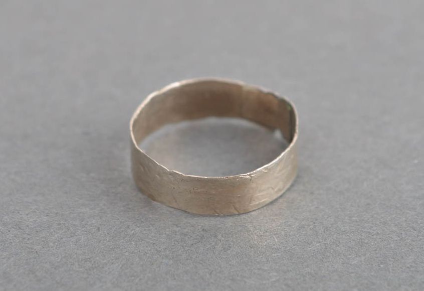Schöner Ring handgeschaffen Designer Accessoire interessanter Ring am Finger foto 2