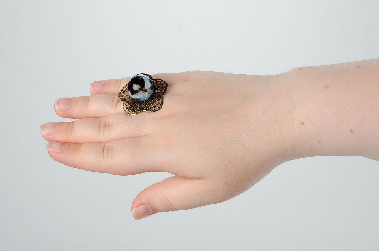 Бронзовое кольцо-цветок из агата и лунного камня фото 5