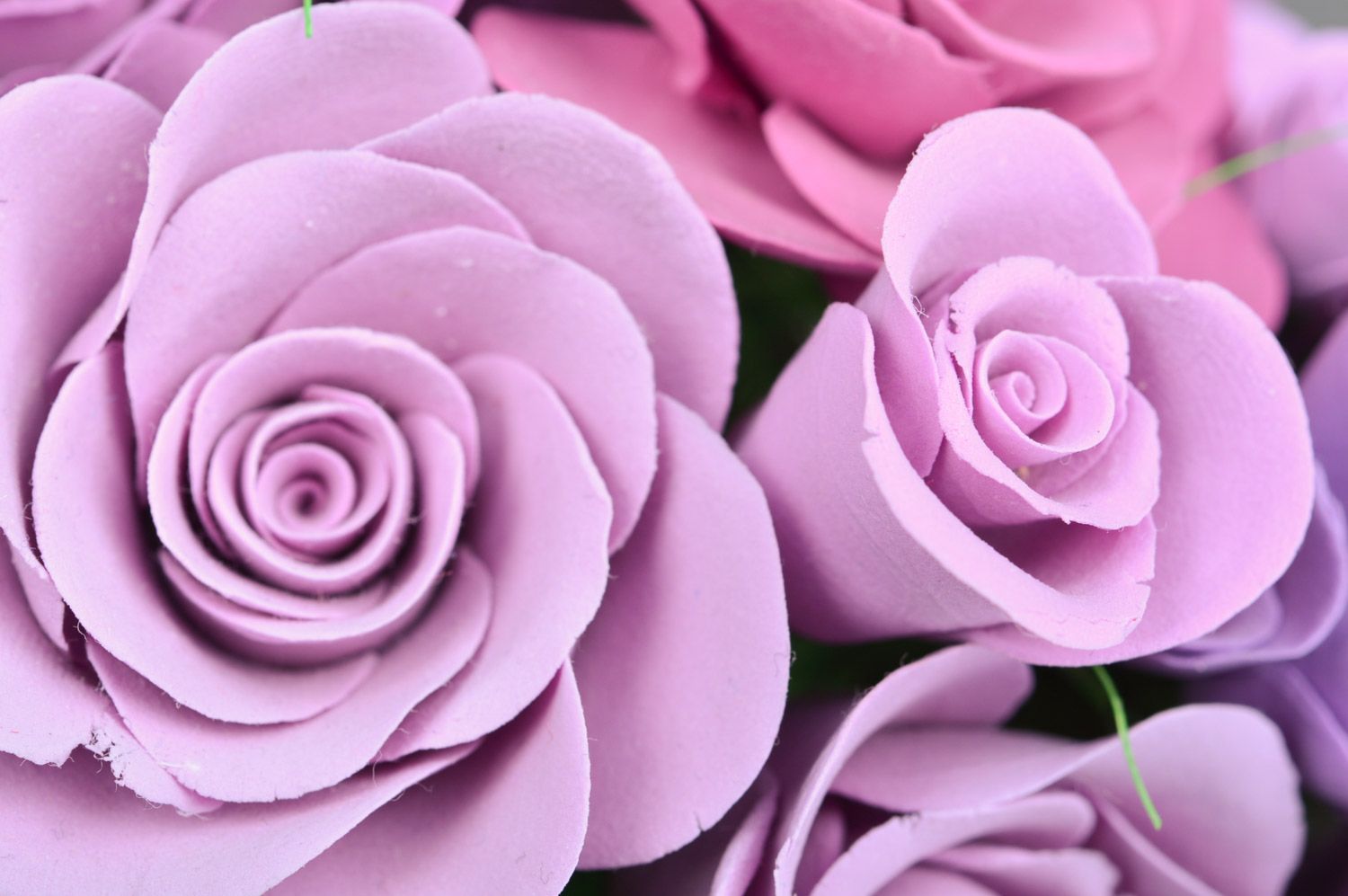 Плетеная корзина с цветами из полимерной глины ручной работы Сиреневые розы фото 5