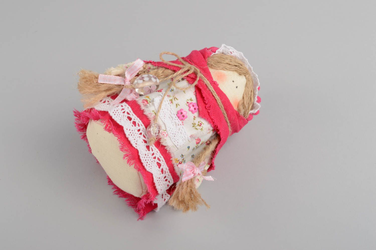 Poupée porte-bonheur traditionnel en tissus de lin et coton faite main photo 4