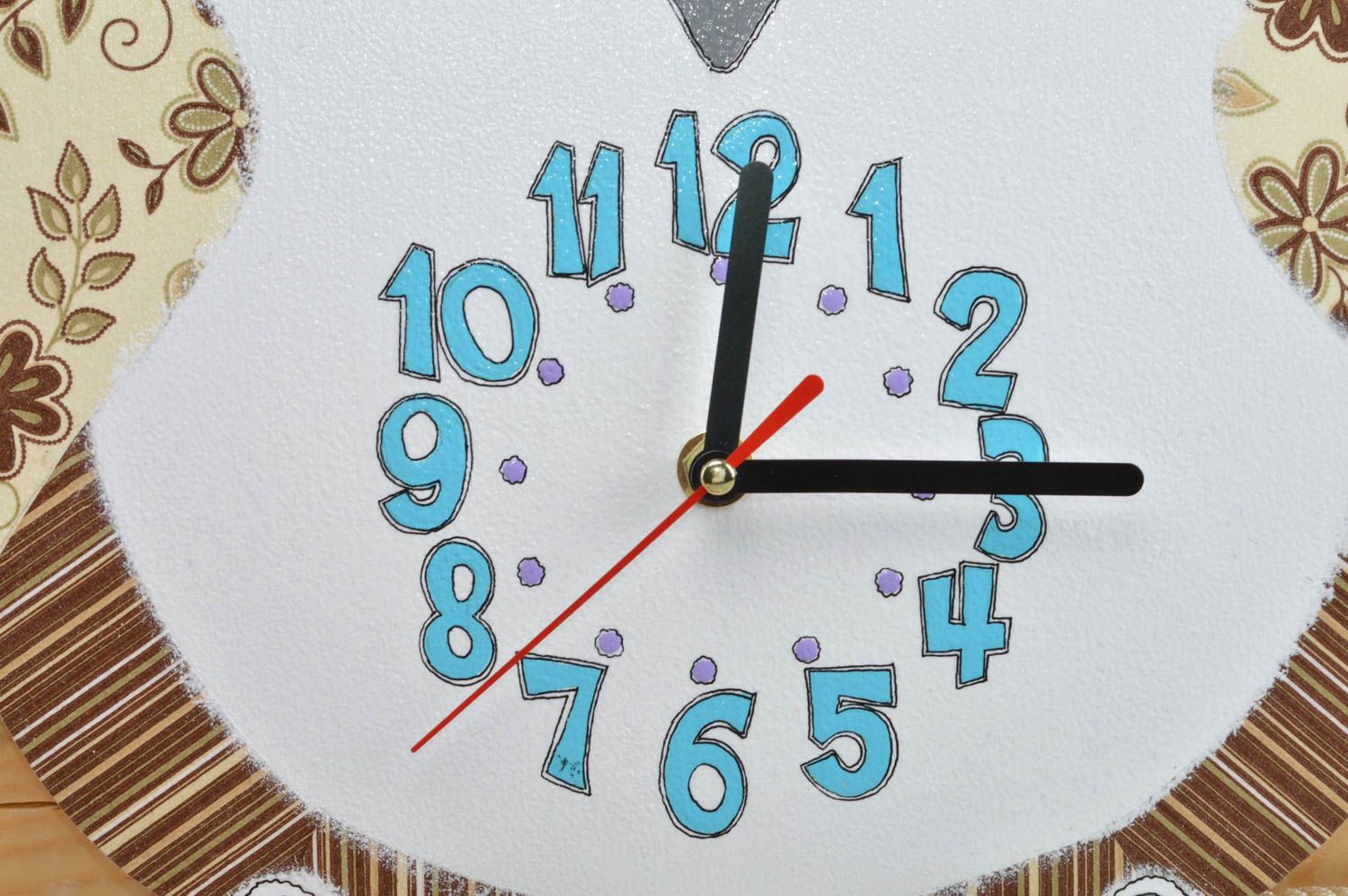Часы в технике декупаж из фанеры в детскую в виде кофейной совы ручной работы фото 2