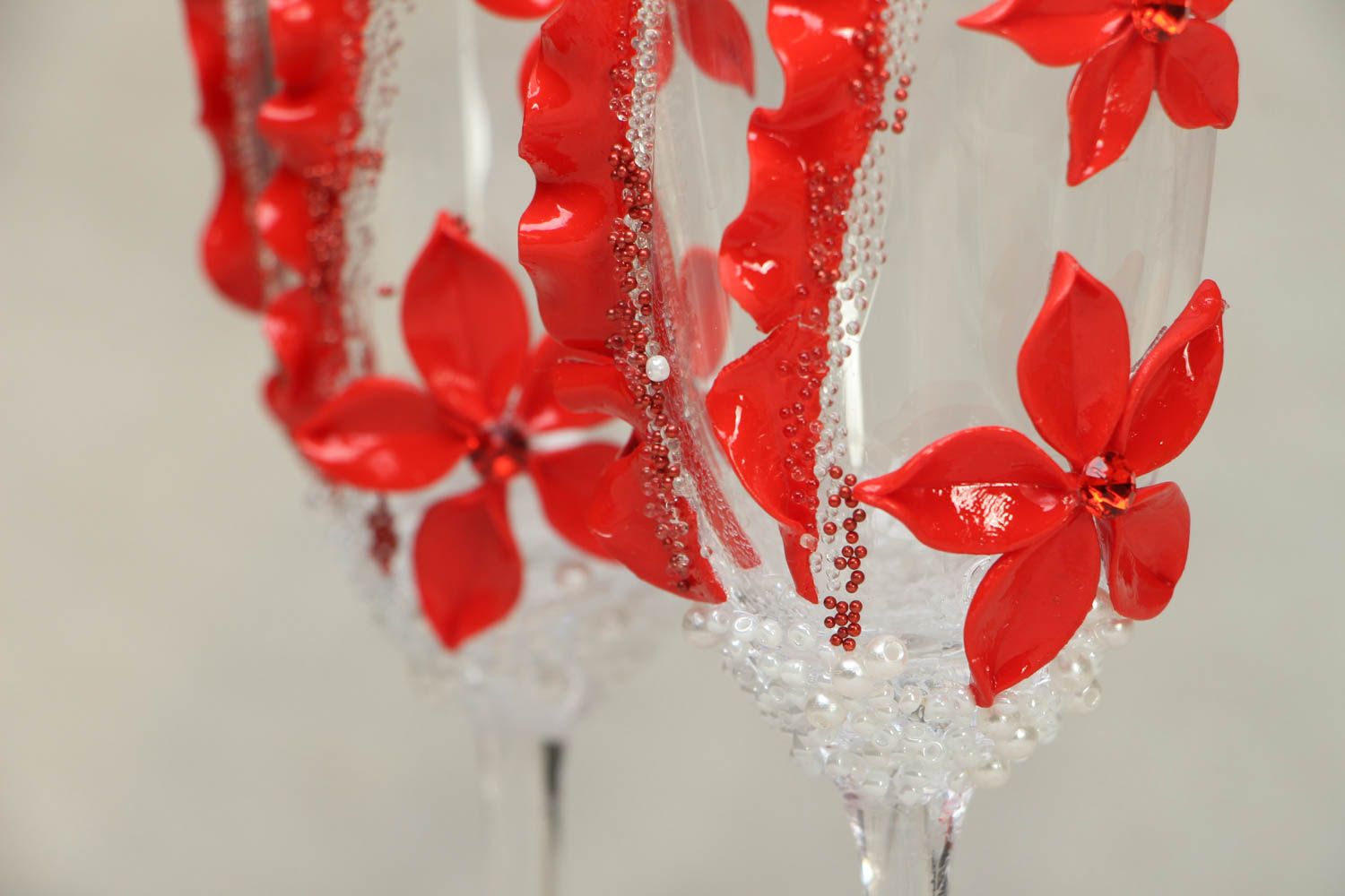 Wedding champagne glasses with red polymer clay flowers Passion photo 2