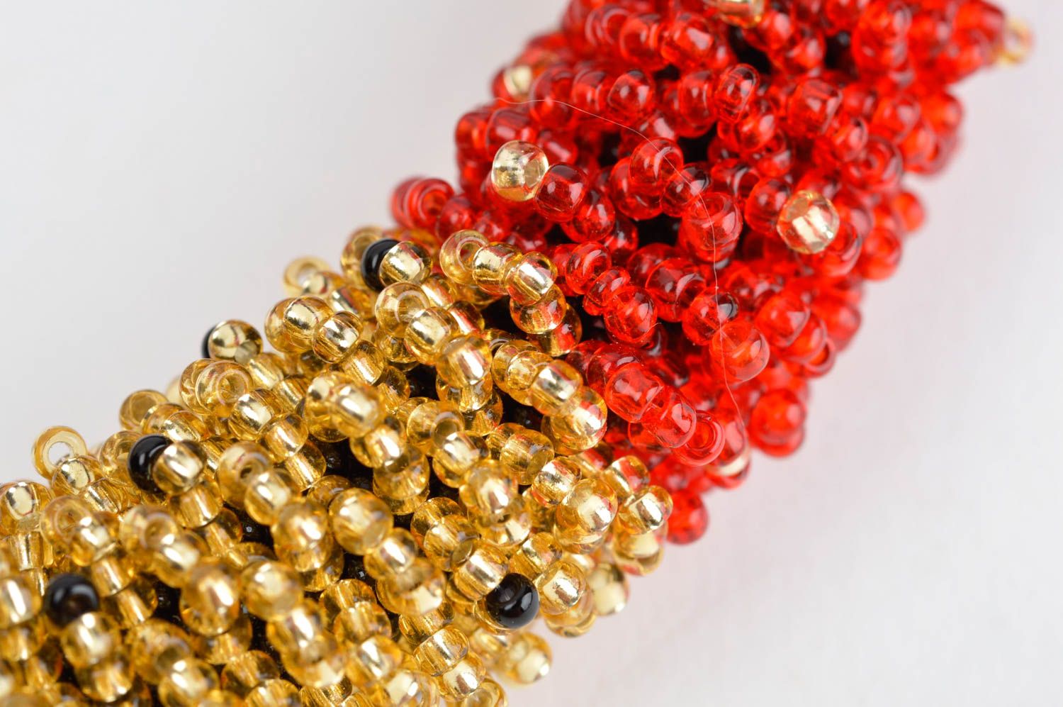 Collana di perline fatta a mano bigiotteria da donna in colore rosso nero giallo foto 5
