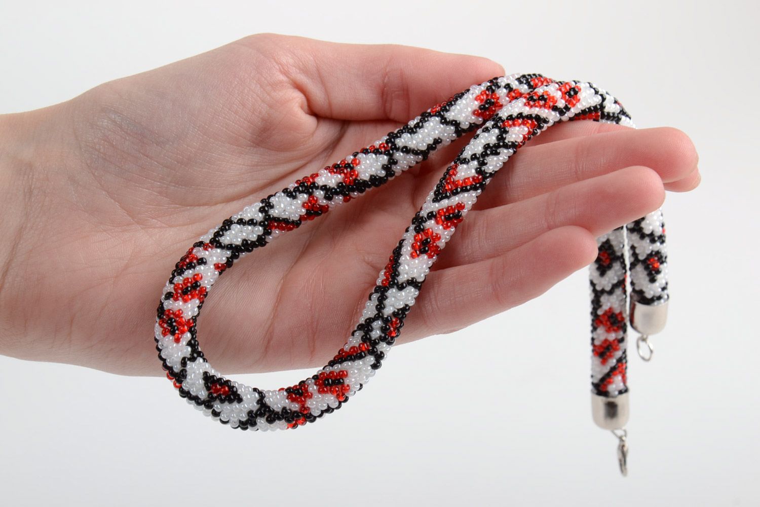 Collier en perles au crochet de style ethnique fait main blanc rouge noir femme photo 5