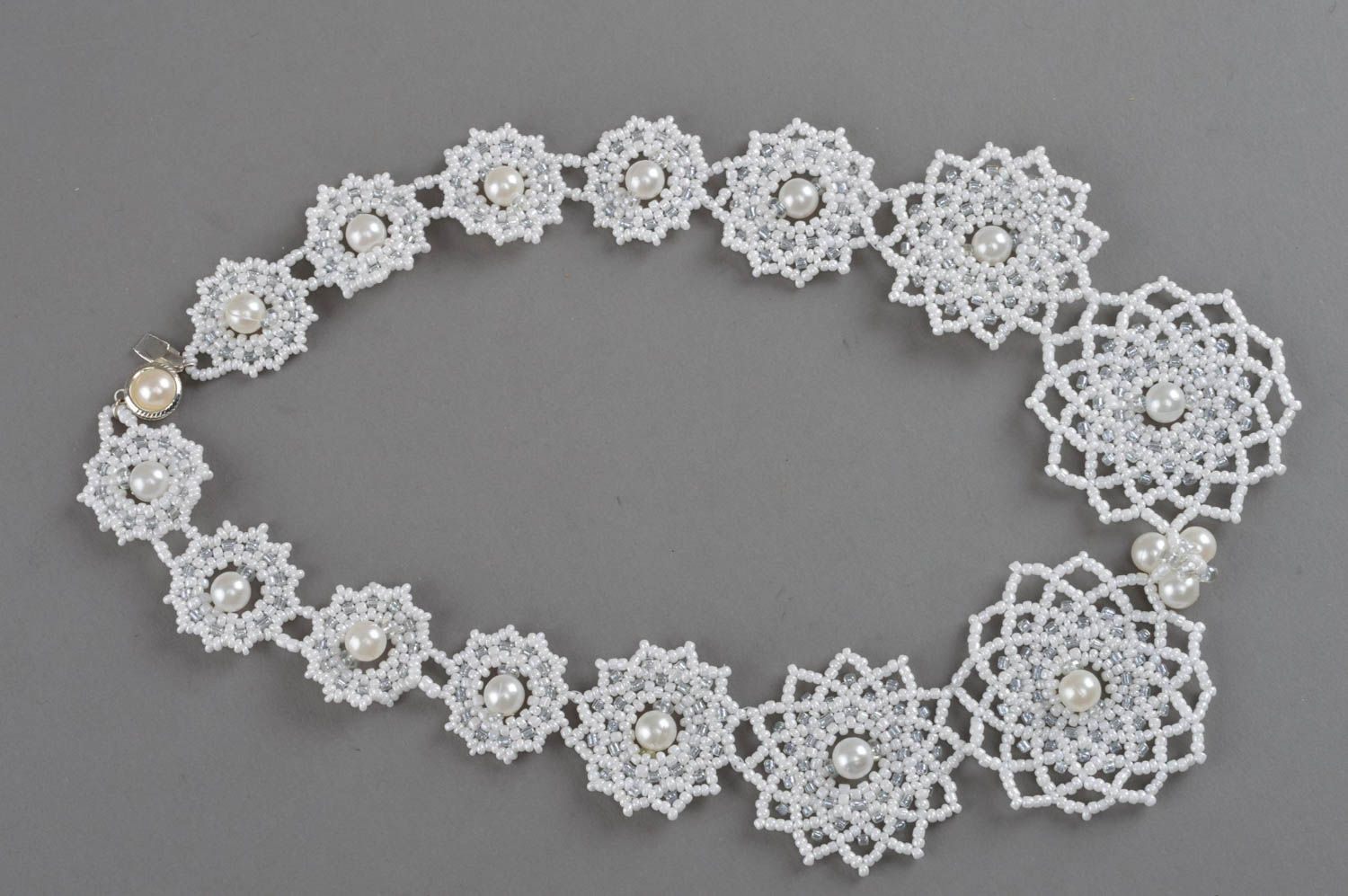 Weißes künstlerisches Collier aus Glasperlen mit Blumen grell handgefertigt foto 3