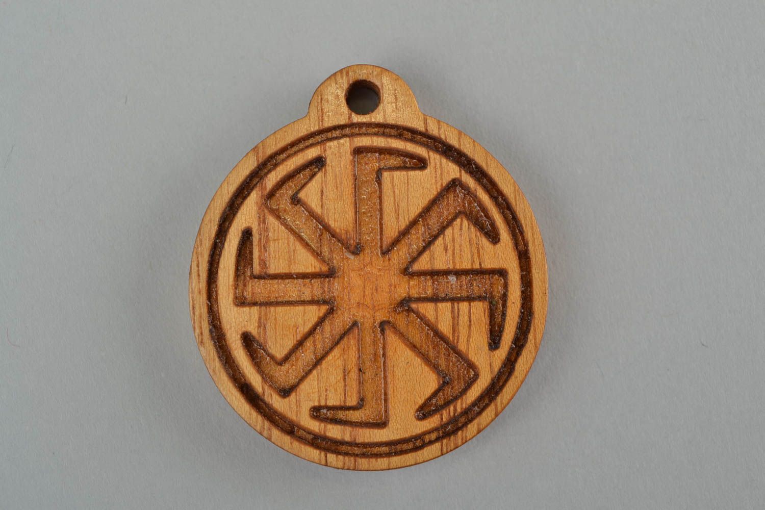 Pendentif porte-bonheur en bois naturel rond accessoire fait main Croix de Lada photo 3