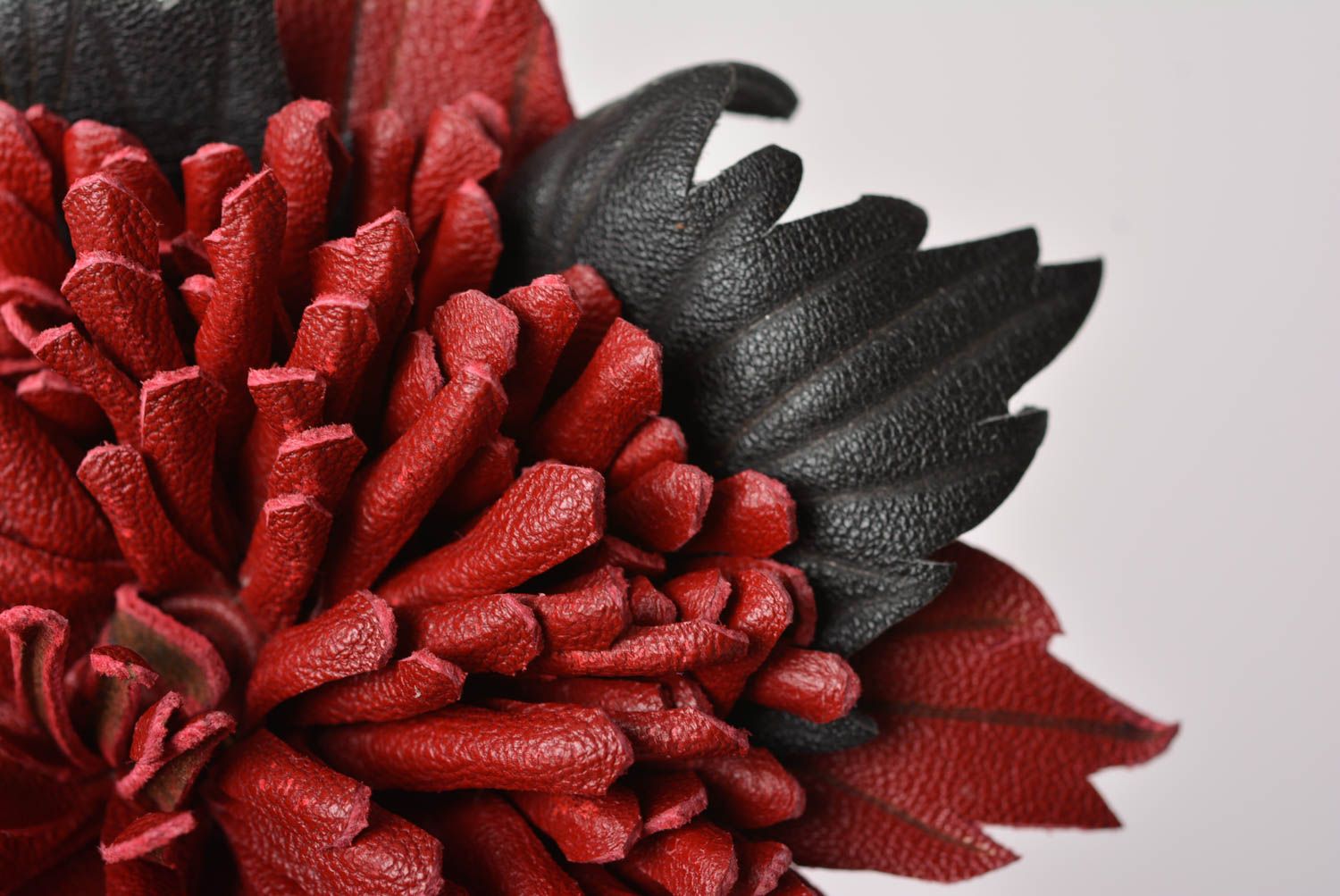 Брошь ручной работы красивая брошь в виде цветка авторская бижутерия кожаная фото 2